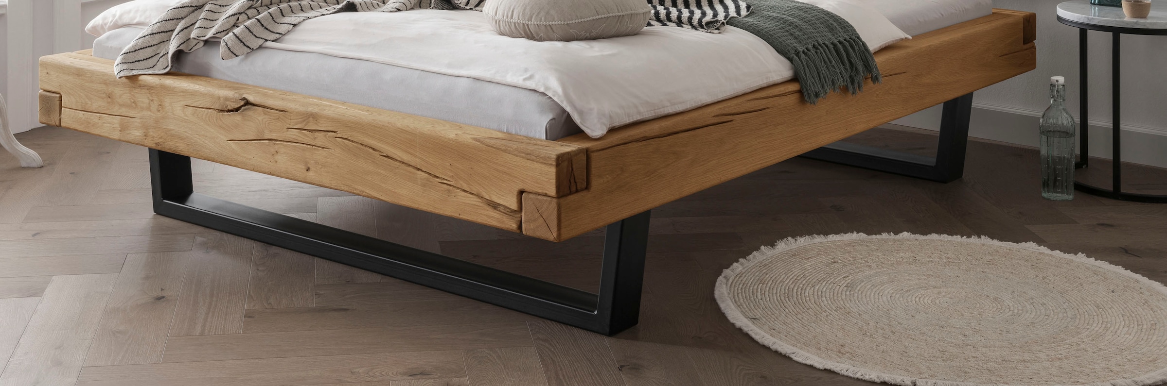 Home affaire Massivholzbett »Ultima Balkenbett Doppelbett, Füße Metallkufe«, (hohe Belastbarkeit: 200kg je Seite), FSC®-zertifizierte Wildeiche oder Fichte, viele Breiten zur Auswahl