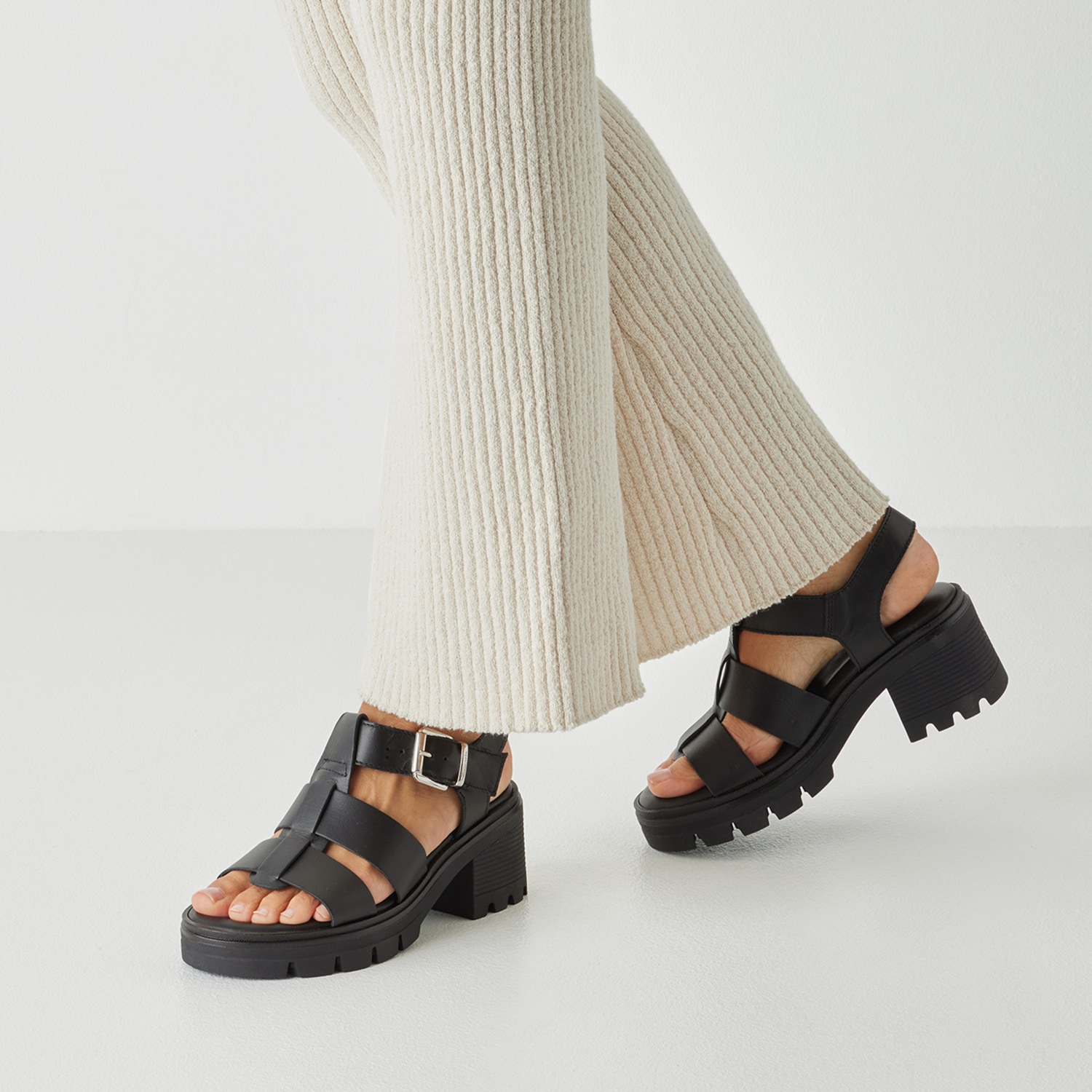 Tamaris Sandalette  Sommerschuh, Römersandale mit verstellbarem Riemchen