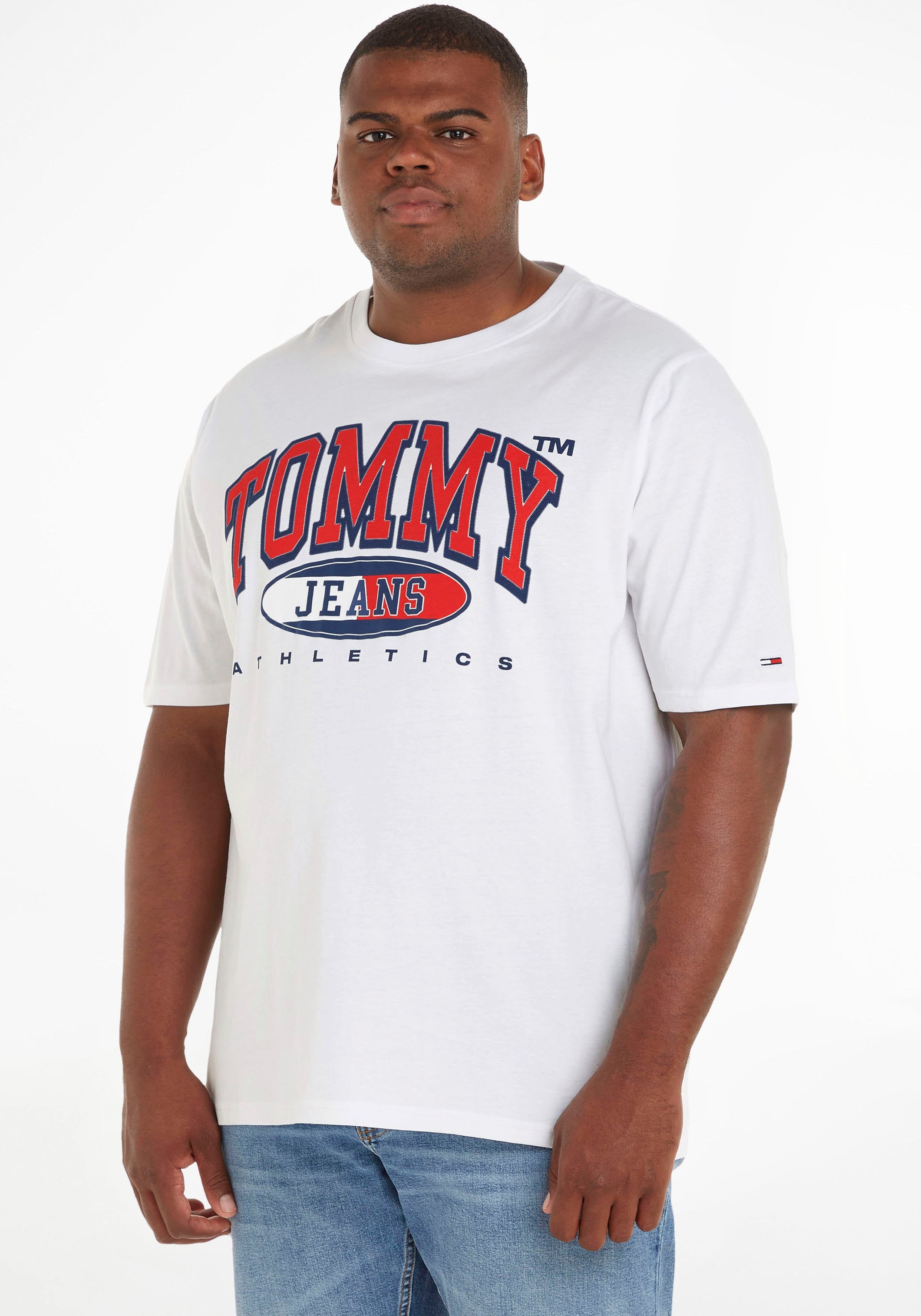 »TJM PLUS Plus Brust Tommy auf online der mit TEE«, bestellen Print T-Shirt ESSENTIAL OTTO Jeans bei GRAPHIC