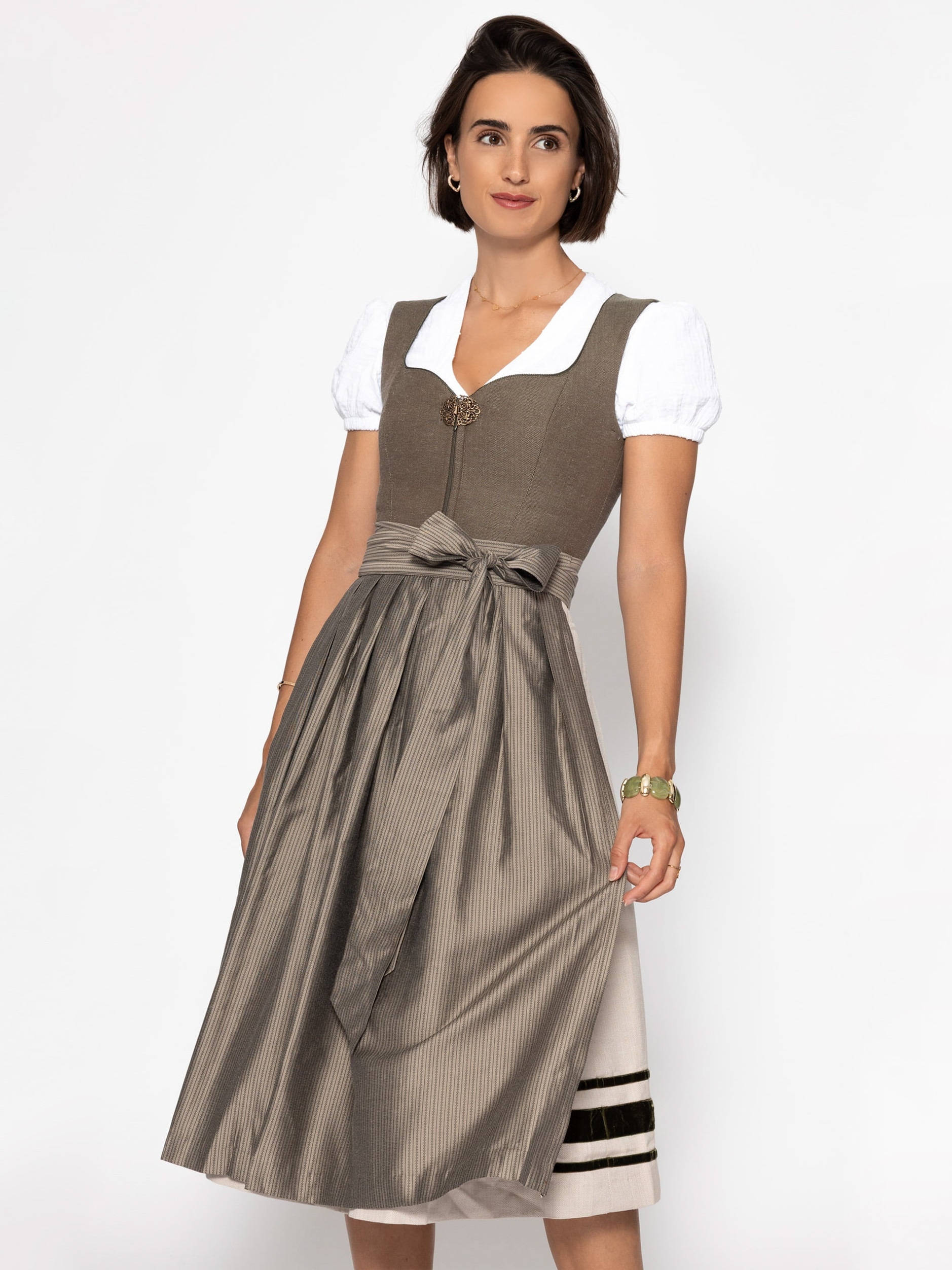 SASSYCLASSY Trachtenbluse »Bluse aus Musselin mit Tupfen« Traditionelle Trachtenbluse mit V Ausschnitt und Puffärmeln Weiß