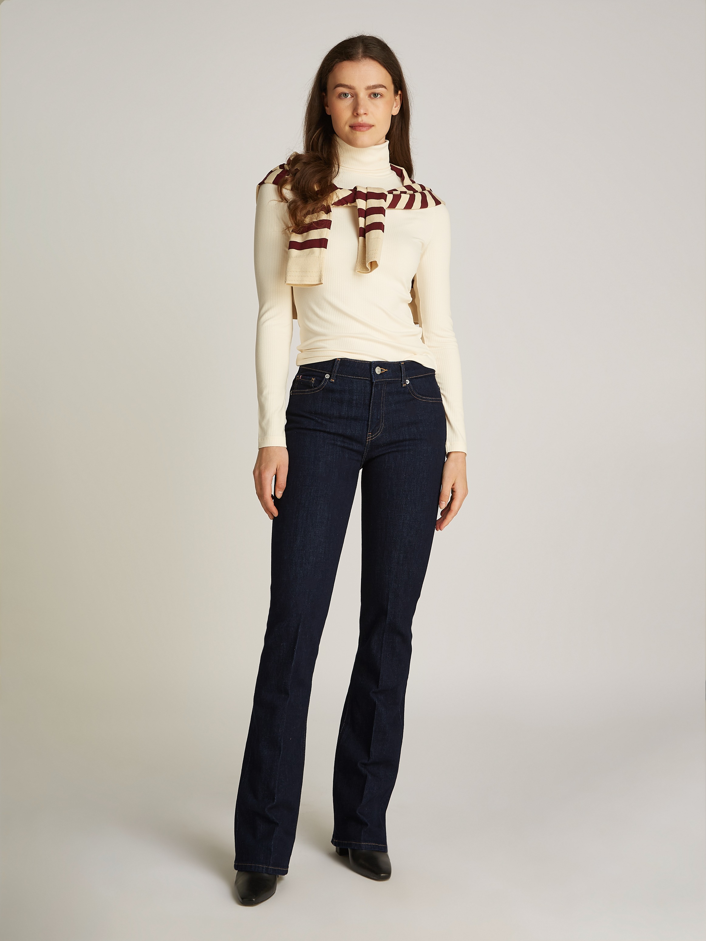 Tommy Hilfiger Bootcut-Jeans »Bootcut Regular Waist«, mittlere normale Leibhöhe, mit Bügelfalten, mit Nieten