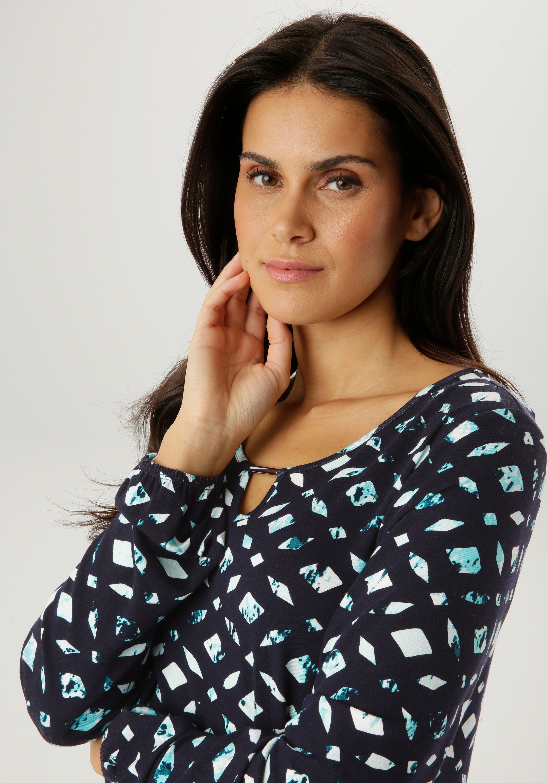 Aniston SELECTED Langarmshirt mit Cut-out und dekorative Mosaik-Musterung - NEUE KOLLEKTION