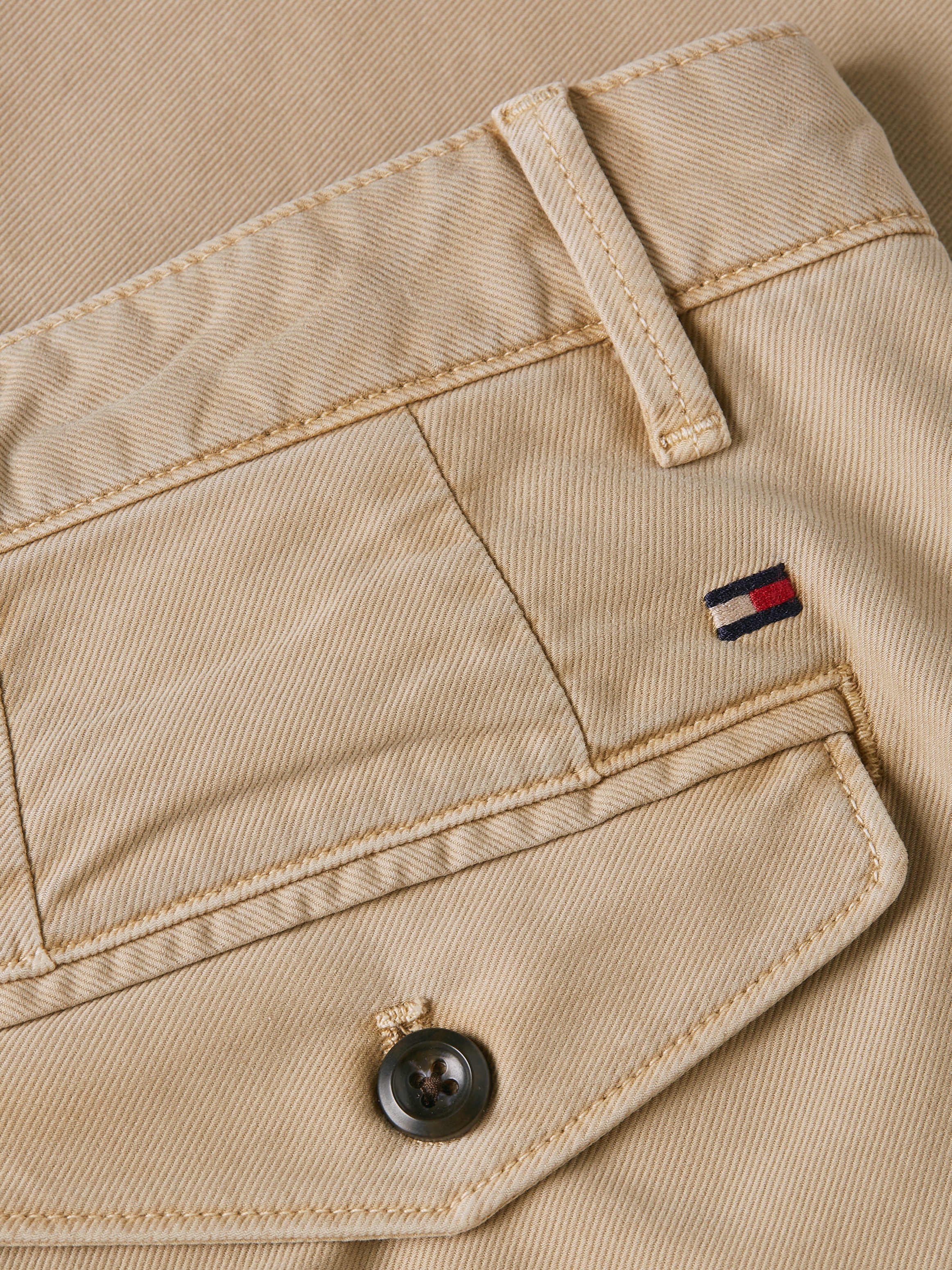 Tommy Hilfiger Chinohose »CHINO CHELSEA GABARDINE GMD«, mit Logostickerei auf der Hintertasche