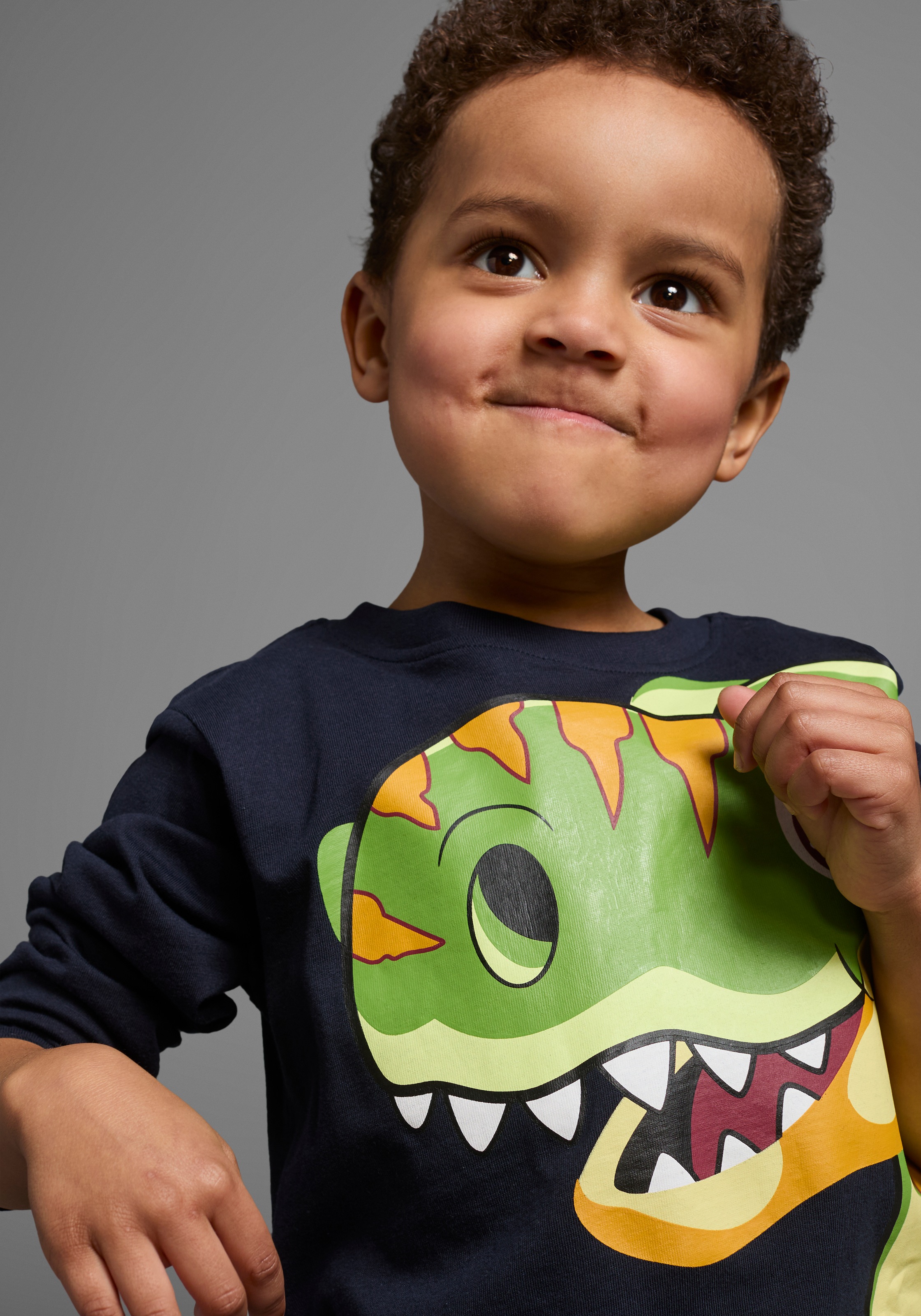 KIDSWORLD Langarmshirt »CURIOUS DINO«, Langarm, Basic-Passform, peppiger Druck