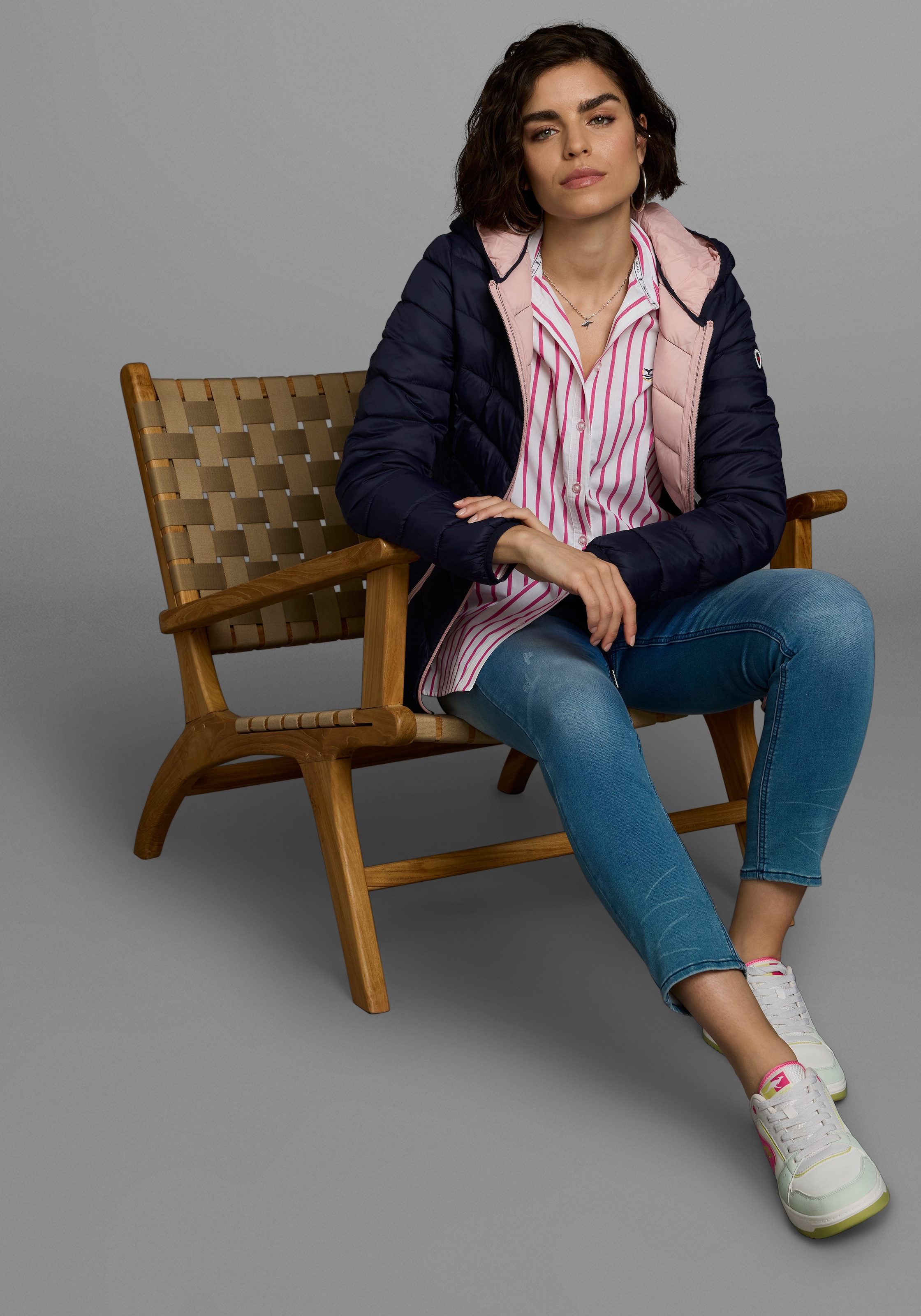 KangaROOS Steppjacke, mit Kapuze, mit kontrastfarbenen Details
