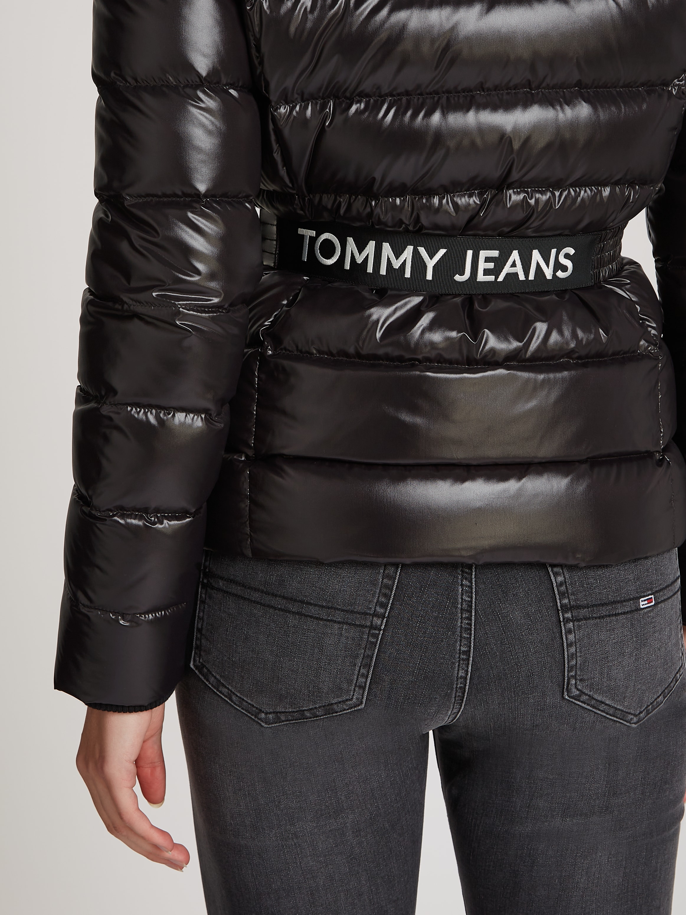 Tommy Jeans Steppjacke »TJW BRANDED BELT DOWN JACKET«, in glänzender Optik