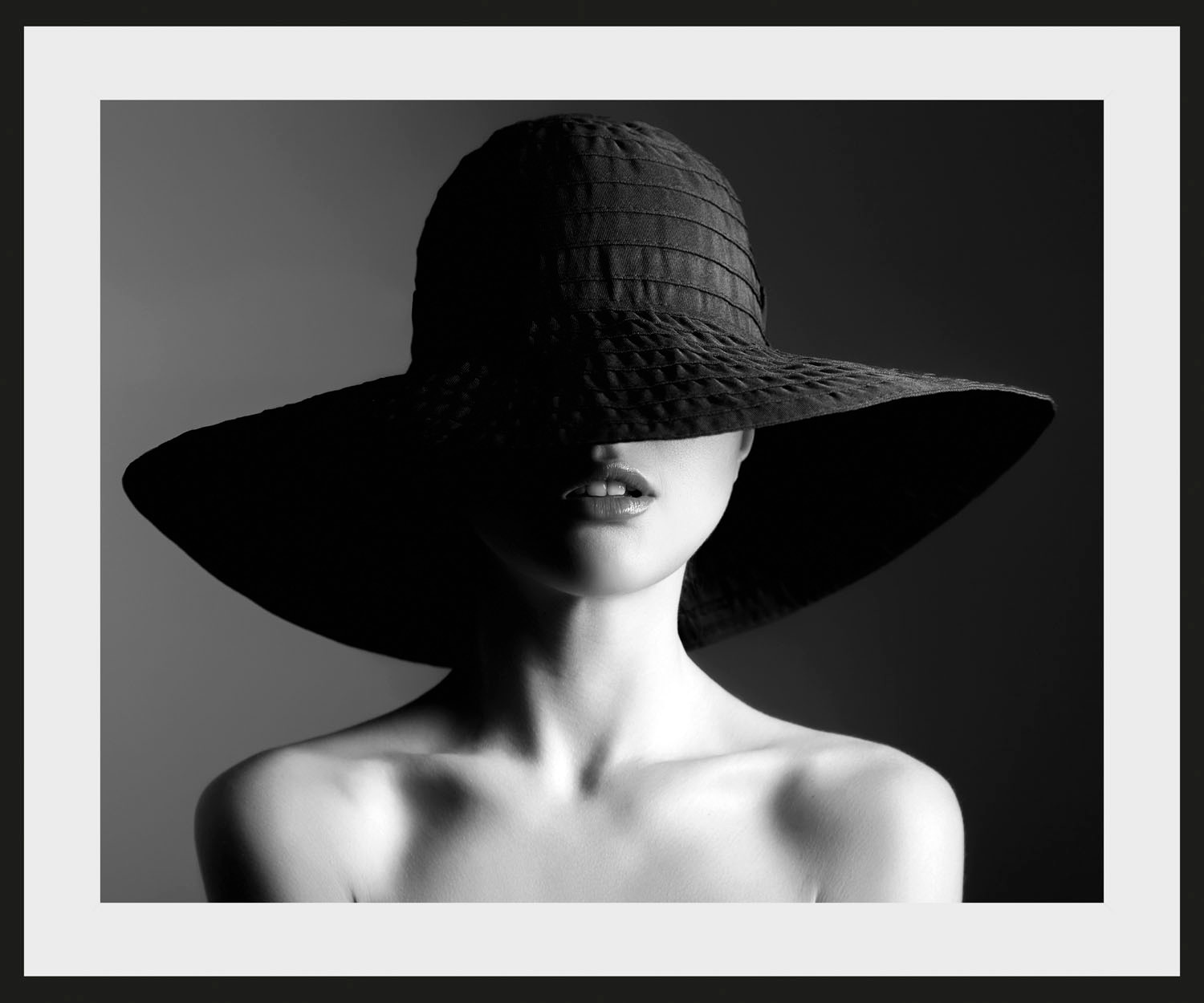 queence Bild »Lara«, Frau-Bilder von Frauen-Schwarz-Weiß-Kunst-Foto, (1 St.), HD Premium Poster-Druck inkl. Holzrahmen