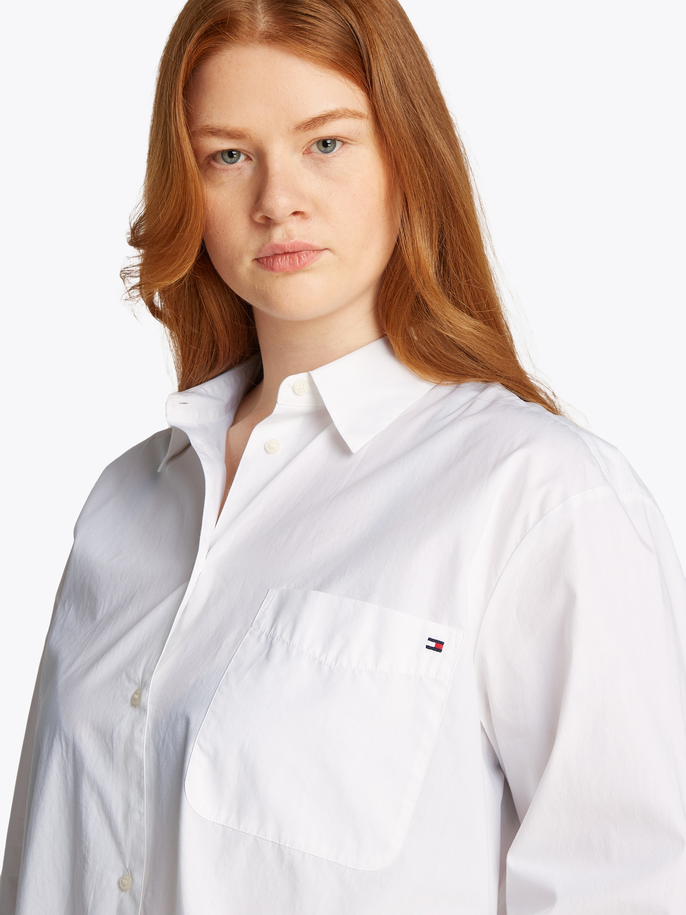 Tommy Hilfiger Curve Hemdbluse »CRV ESS COTTON EASY FIT SHIRT«, in Großen Größen, Brusttasche, Kellerfalte hinten, abgerundeter Saum