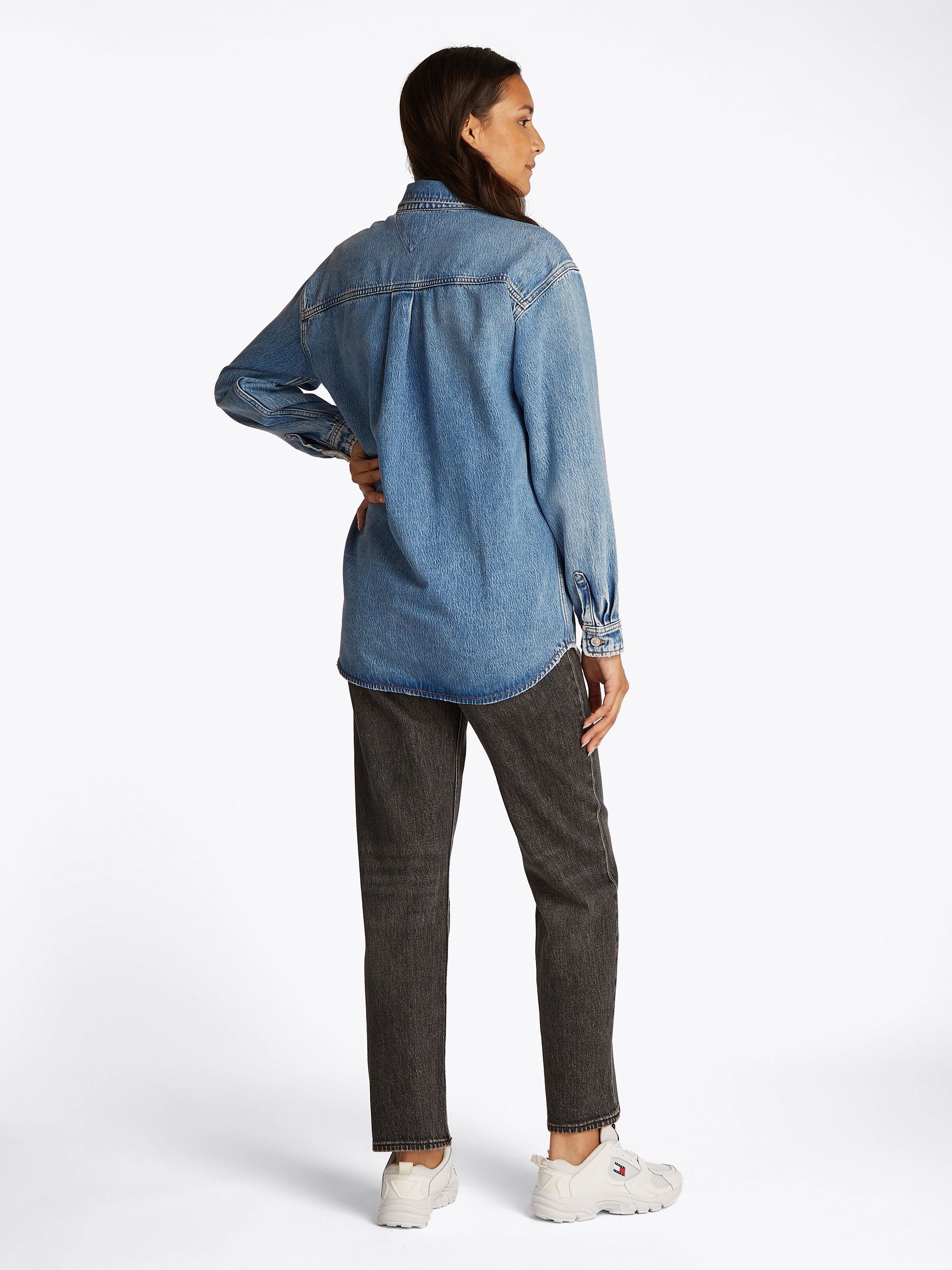 Tommy Jeans Hemdbluse »RELAXED LS SHIRT BI6011«, mit Brusttasche, in blauer Waschung Overshirt Jeansjacke