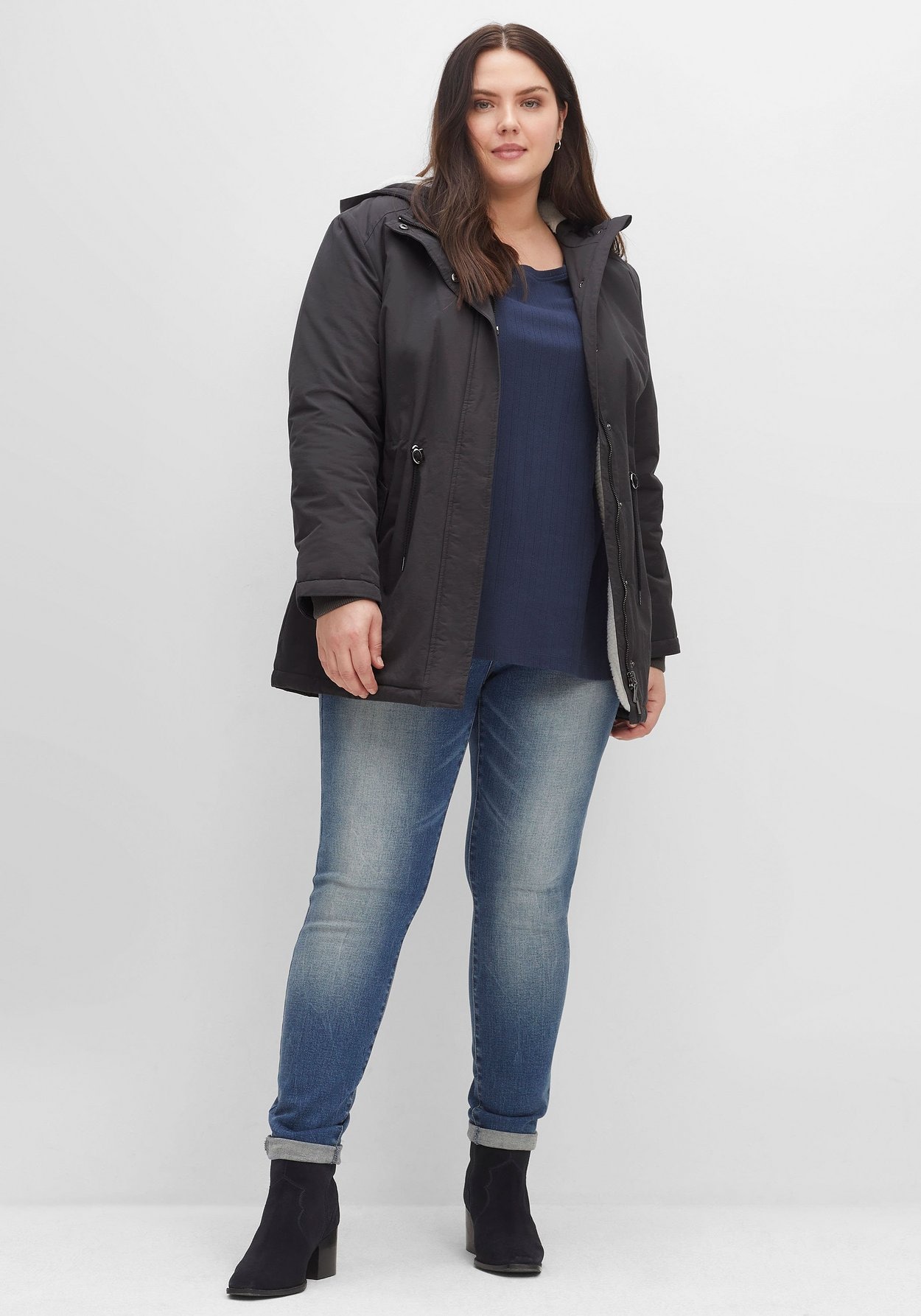 Sheego Outdoorjacke »Parka mit Teddyfutter im Body und Kapuze«, mit Kapuze, mit Teddyfutter im Body und Kapuze