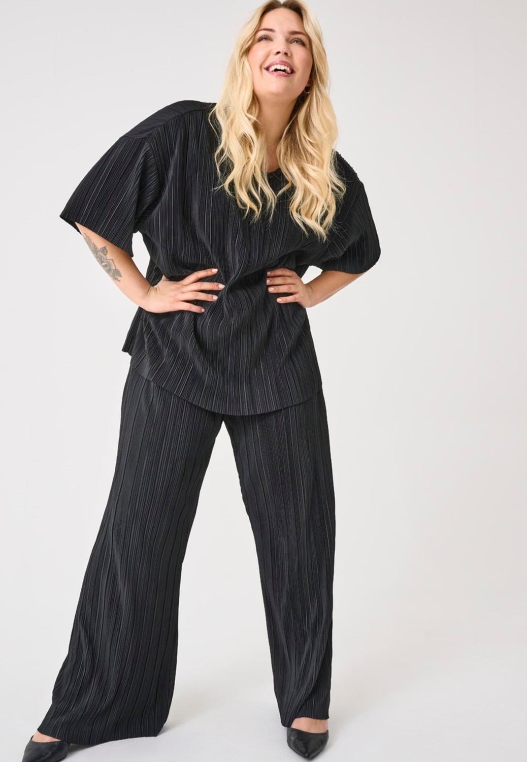 ONLY CARMAKOMA Schlupfhose »CARRAVENNA PLISSE PANT JRS NOOS«, Sommerhose, mit Plisseefalten