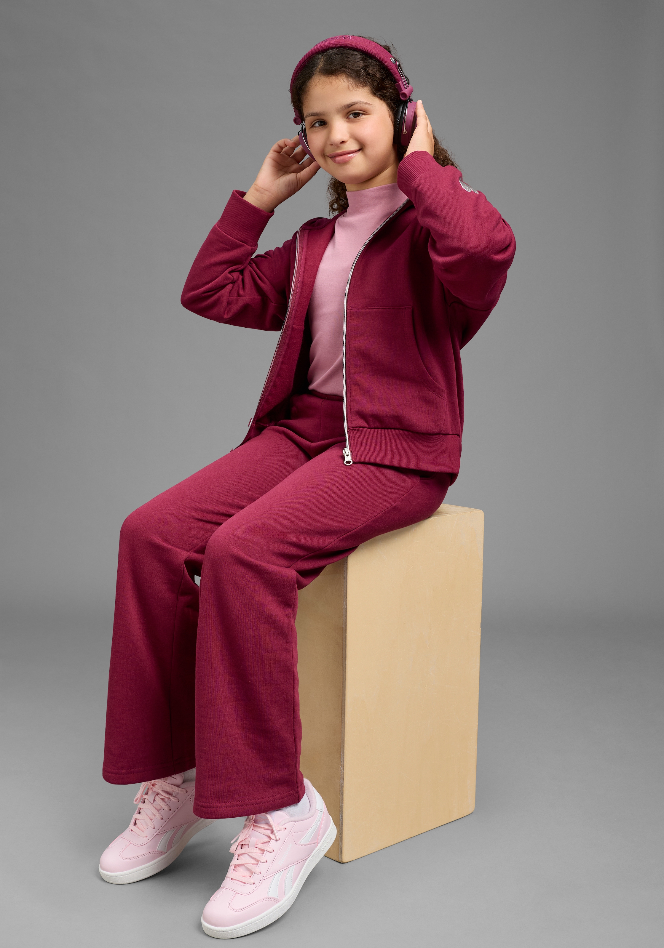 KIDSWORLD Kapuzensweatjacke »Lässige Sweatjacke mit kleinem Herz-Stickerei am Ärmel« Must-Have Basic Sweatjacke mit kleiner Deko-Stickerei, lockere Form