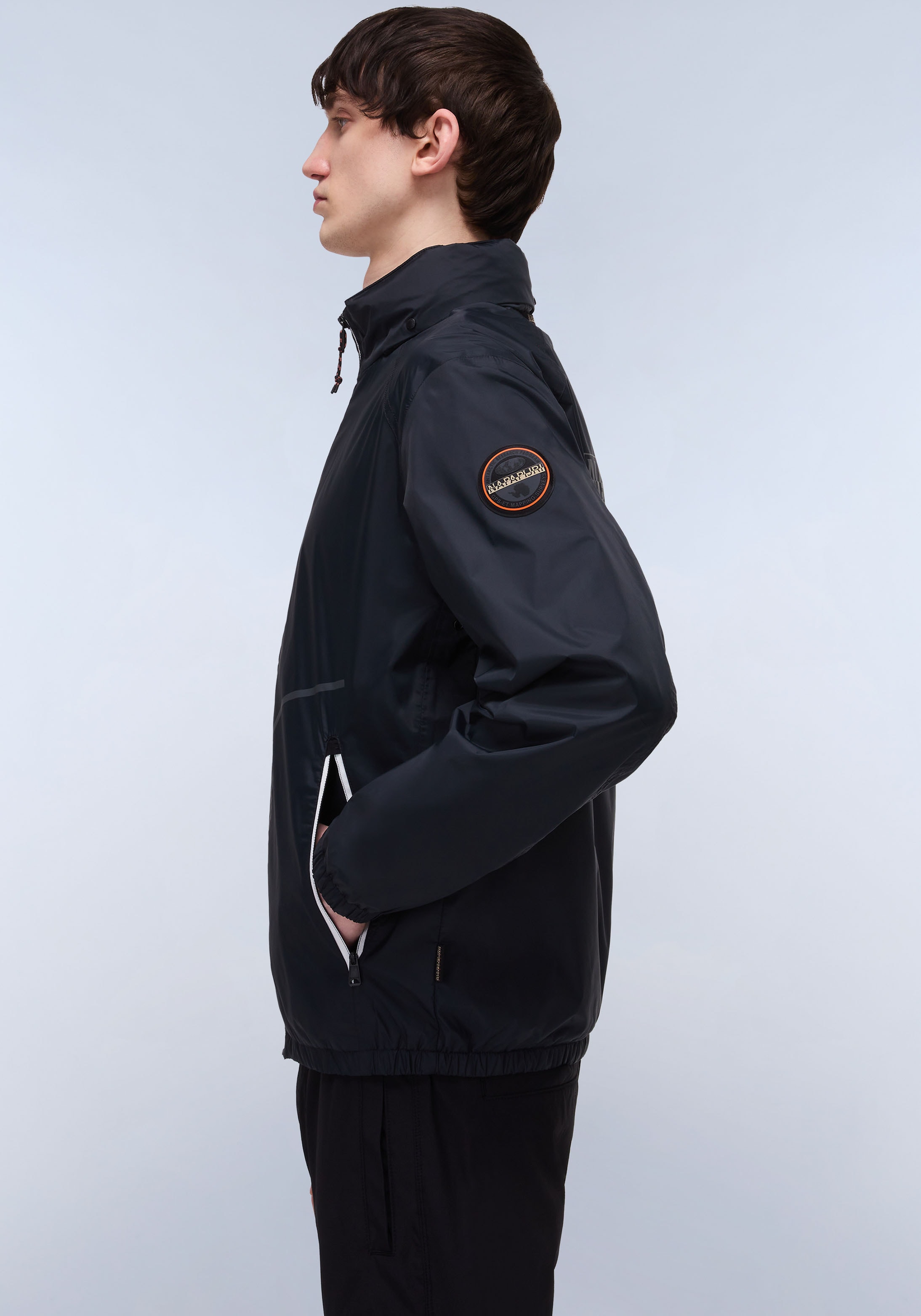 Napapijri Windbreaker »A-CLOUDY 041 BLACK«, mit Kapuze, Mit Markenlabel von Napapijri im Rücken und auf dem Ärmel