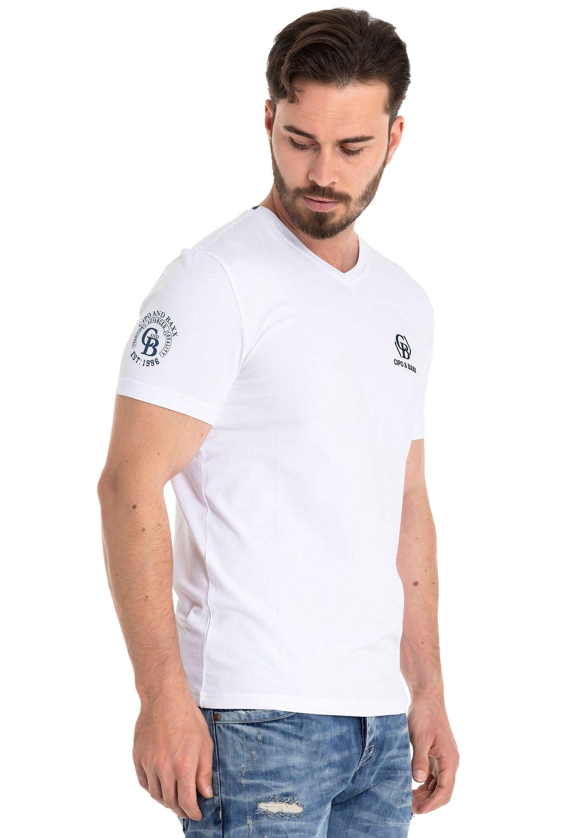 Cipo & Baxx V-Shirt, mit Markenlabel in Samt-Optik