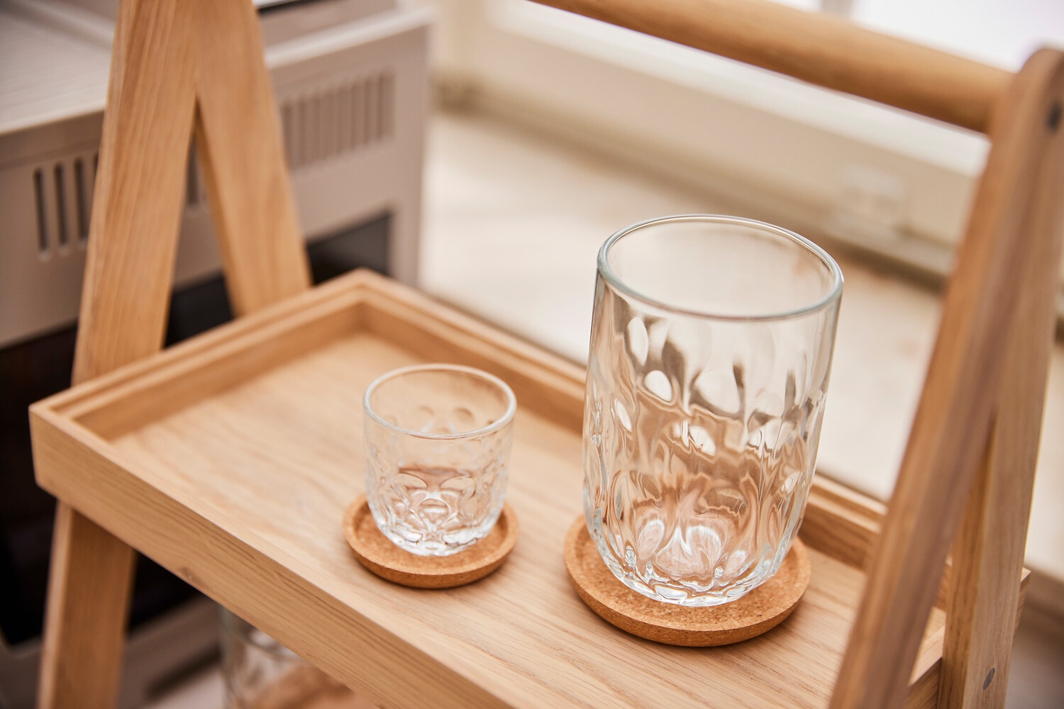 LEONARDO Gläser-Set »Latte Macchiato-Set GOCCE, 380 ml, 6-teilig« 3 Gläser mit unterschiedlichem Tropfenrelief, inkl. Kork-Untersetzer