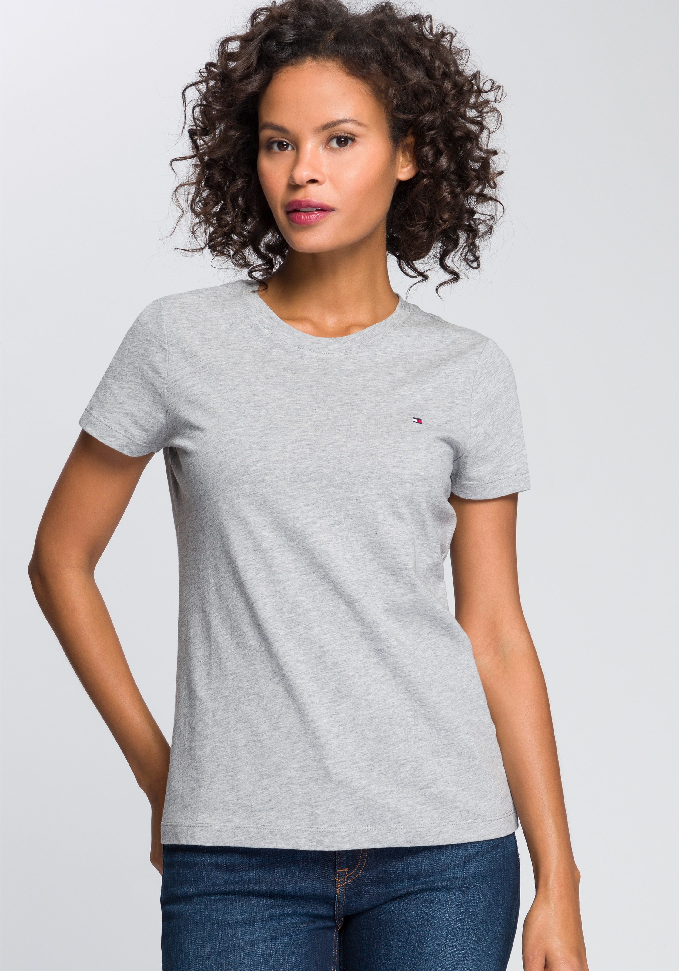 TOMMY HILFIGER T-Shirt »HERITAGE CREW NECK TEE«, mit Tommy Hilfiger Logo-Flag auf der Brust
