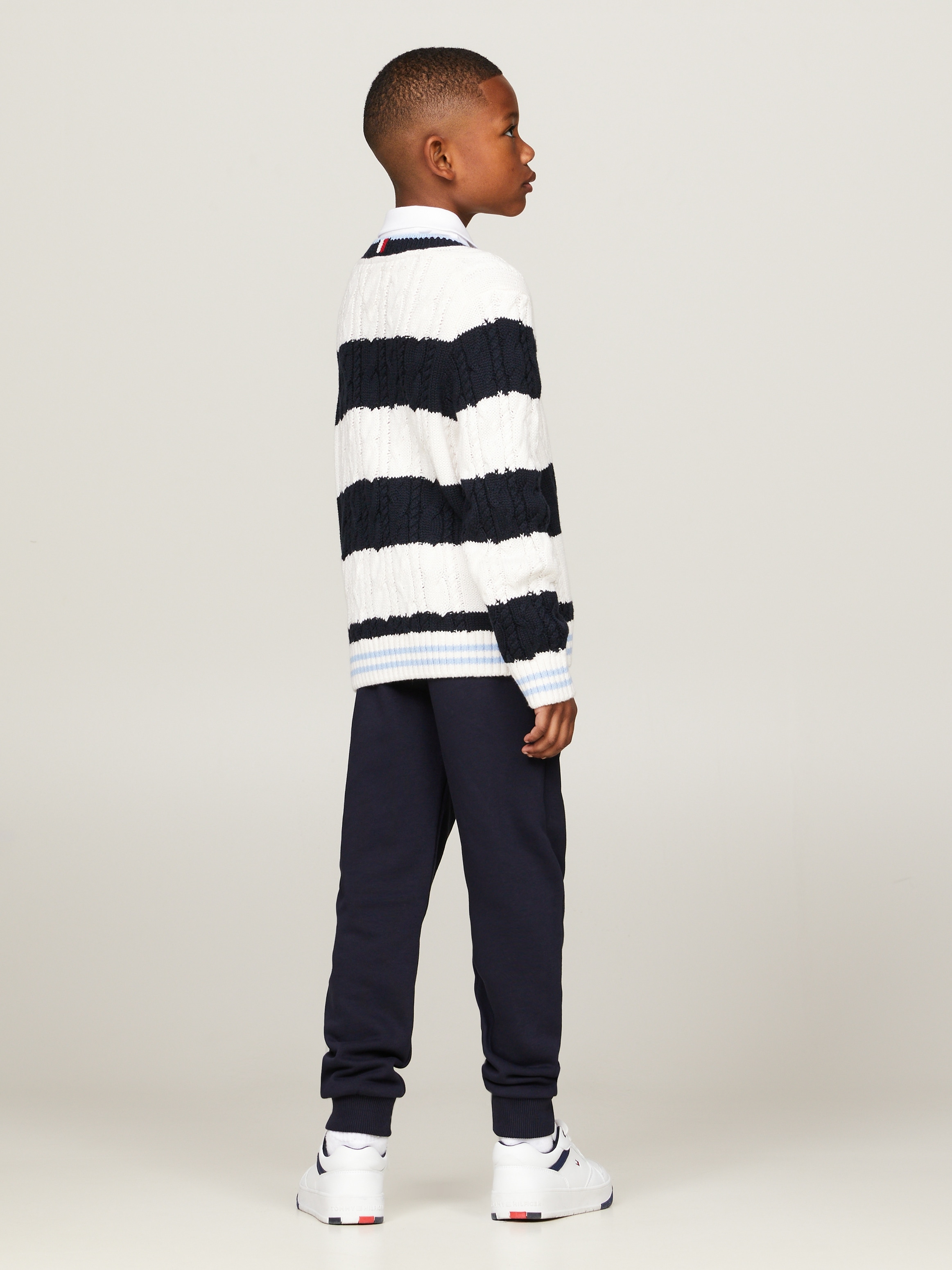 Tommy Hilfiger Strickpullover »COLORBLOCK CABLE REGULAR SWEATER«, Kinder bis 16 Jahre mit Logostickerei