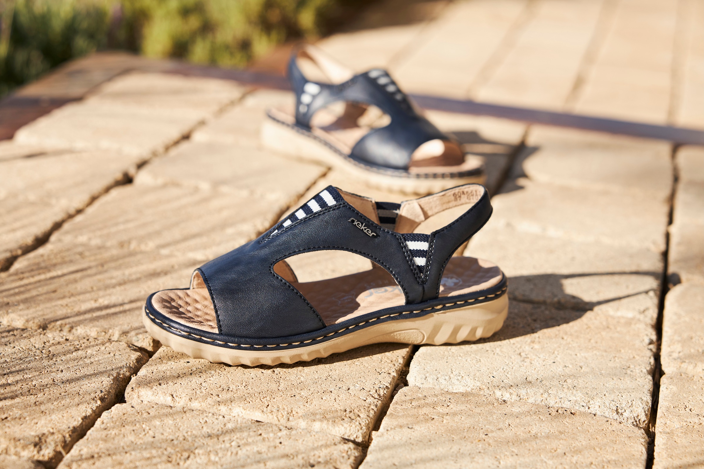 Rieker Sandale, Sommerschuh, Sandalette, Schlupfschuh mit kontrastfarbener Ziernaht