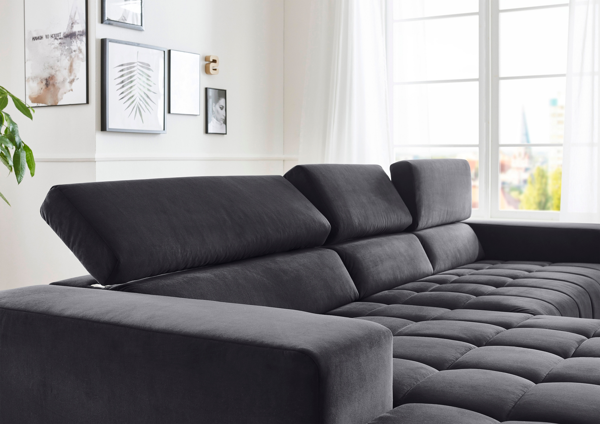 Die PlanBar Ecksofa »MP-IN15053 L-Form extra breiter Schenkel« mit Kopfteilverstellung, wahlweise mit manueller Vorziehbank