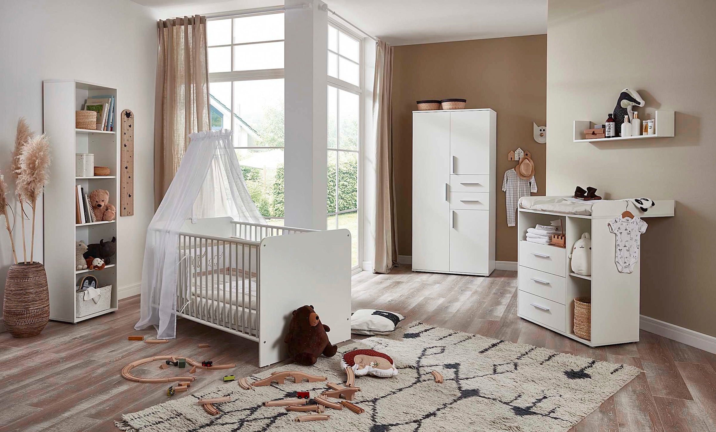 BMG Möbel Babyzimmer-Komplettset »Lea«, (Set, 5 tlg., Bett, Wickelkommode, Schrank, Standregal, Wandboard), Bett + Wickelkommode + 3-trg. Schrank + Standregal + Wandboard
