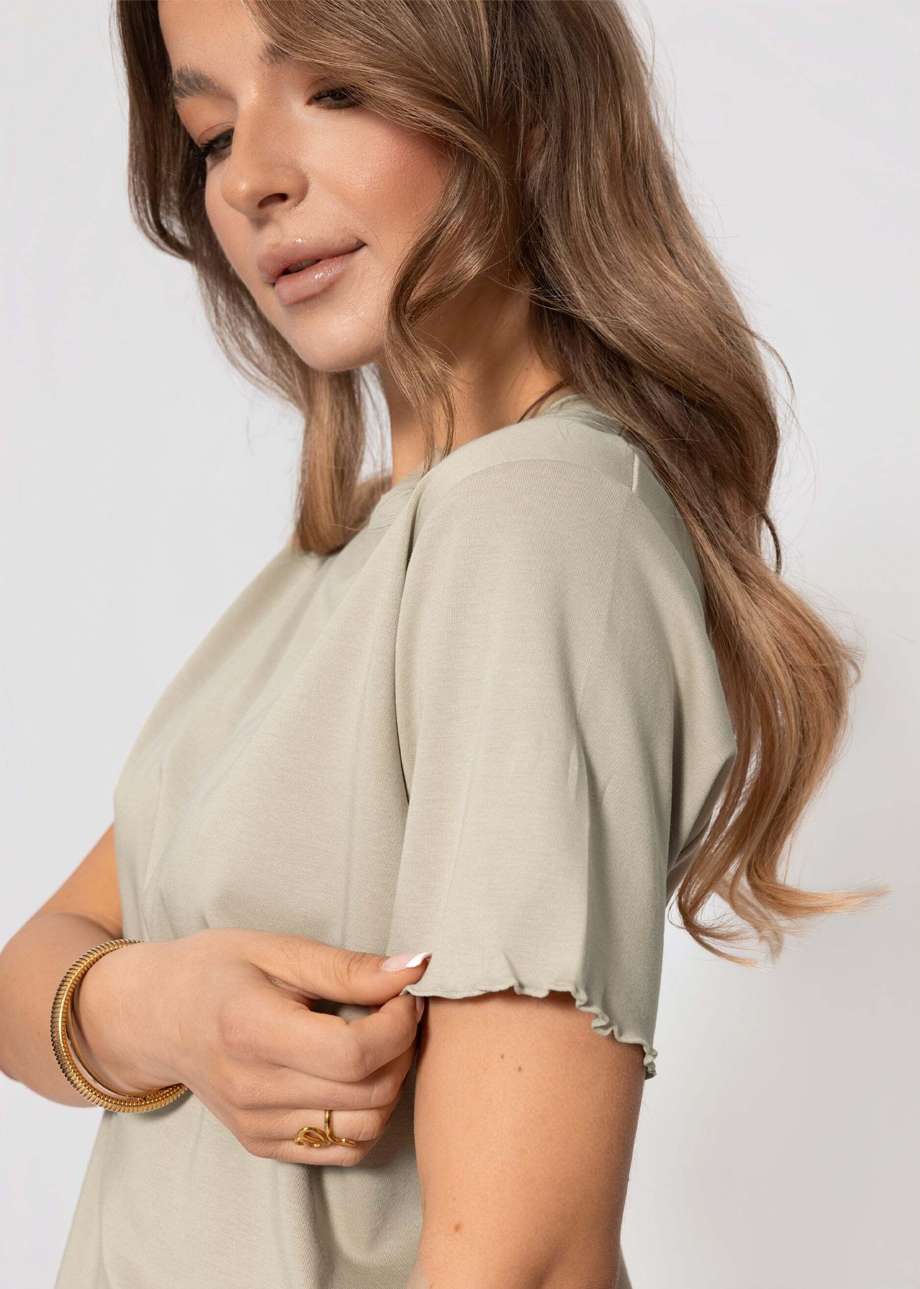 SASSYCLASSY T-Shirt »T-Shirt mit Wellenkante« Schlichtes T-Shirt mit Rundhalsausschnitt in fließendem Material