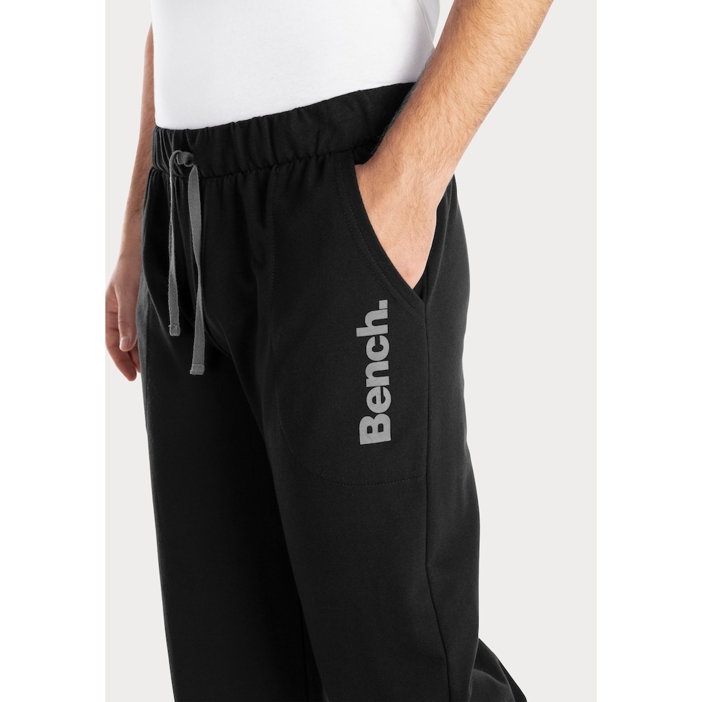 Bench. Loungewear Jogginghose »kurze Relaxshort mit Kordel, Jogginghose,«, leichte Sweat-Qualität