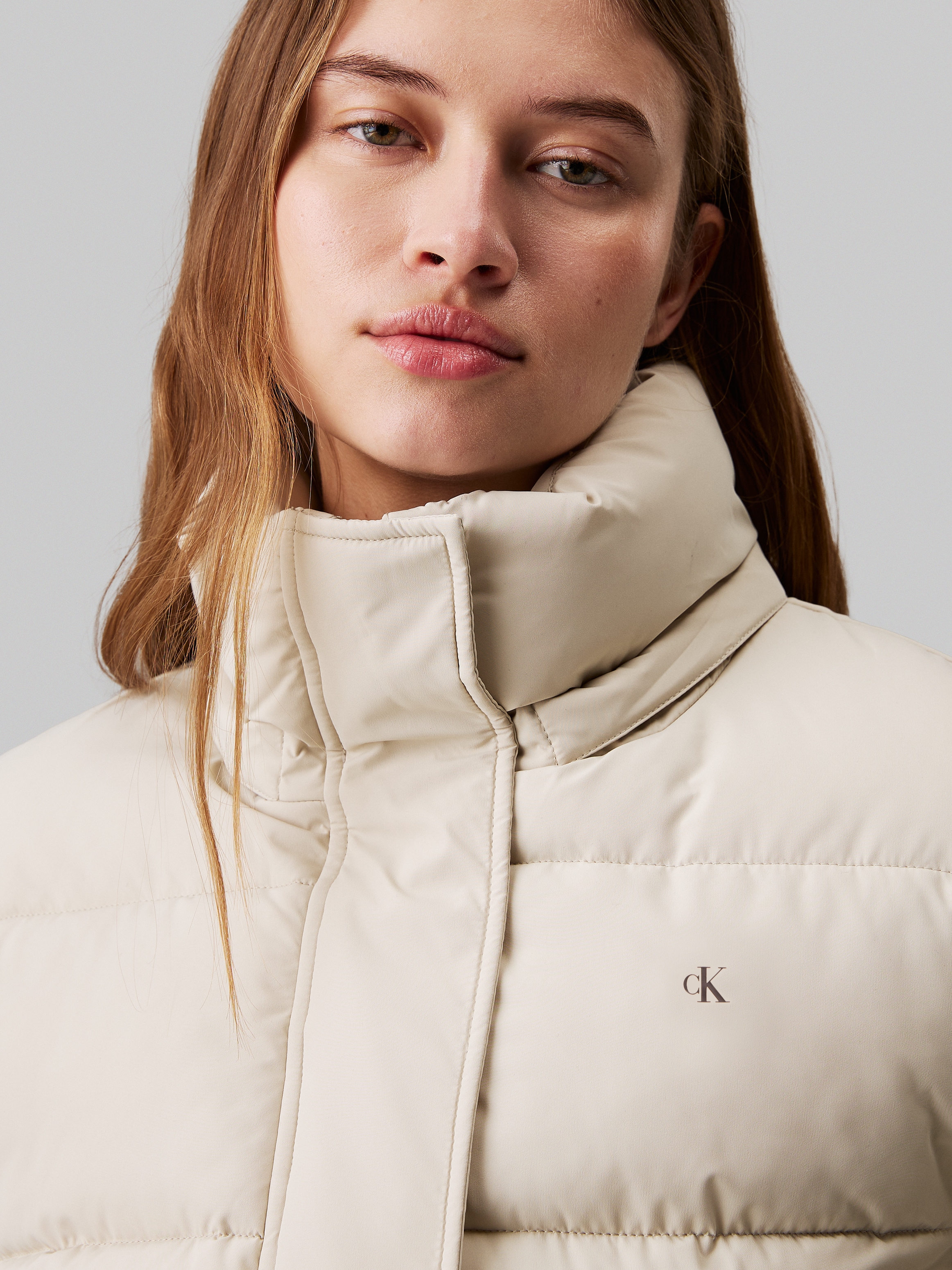 Calvin Klein Jeans Steppjacke »MATTE MONOLOGO ND SHORT PUFFER«, mit Kapuze, mit Logodruck