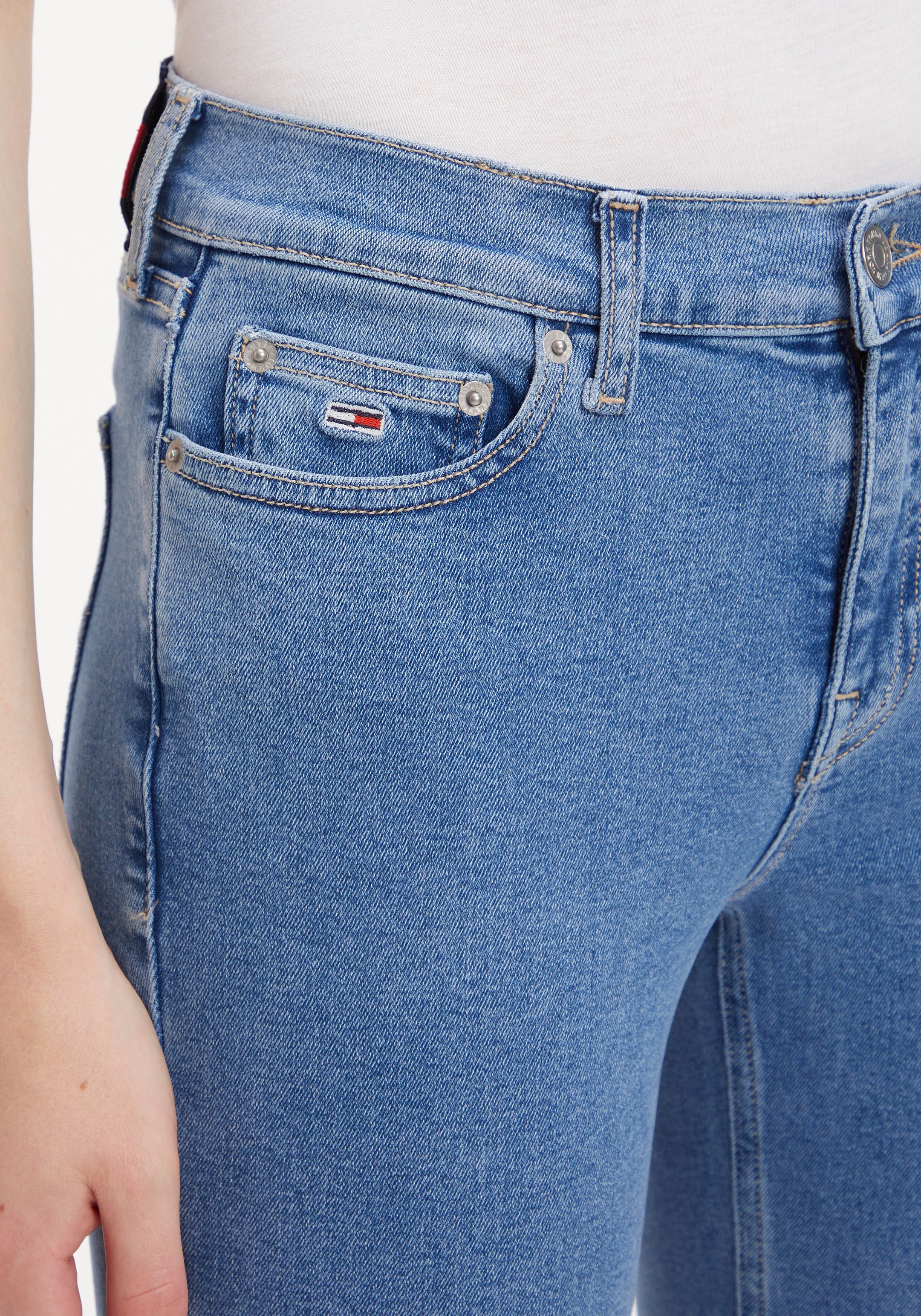 Tommy Jeans Skinny-fit-Jeans kaufen »Nora«, Jeans mit Label-Badge OTTO bei & hinten Tommy Passe