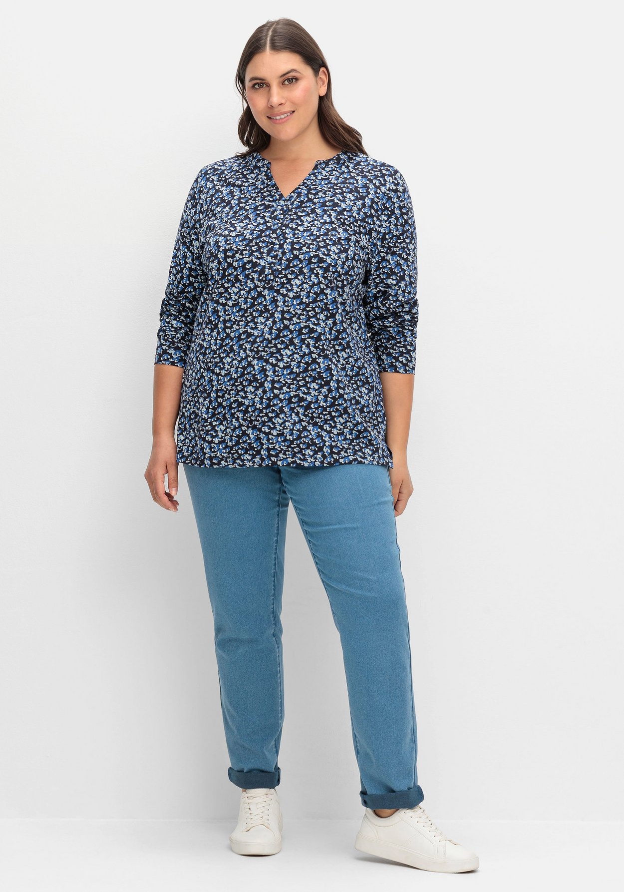 Sheego Rundhalsshirt »Langarmshirt mit V-Schlitz und floralem Minimalprint«, mit V-Schlitz und floralem Minimalprint