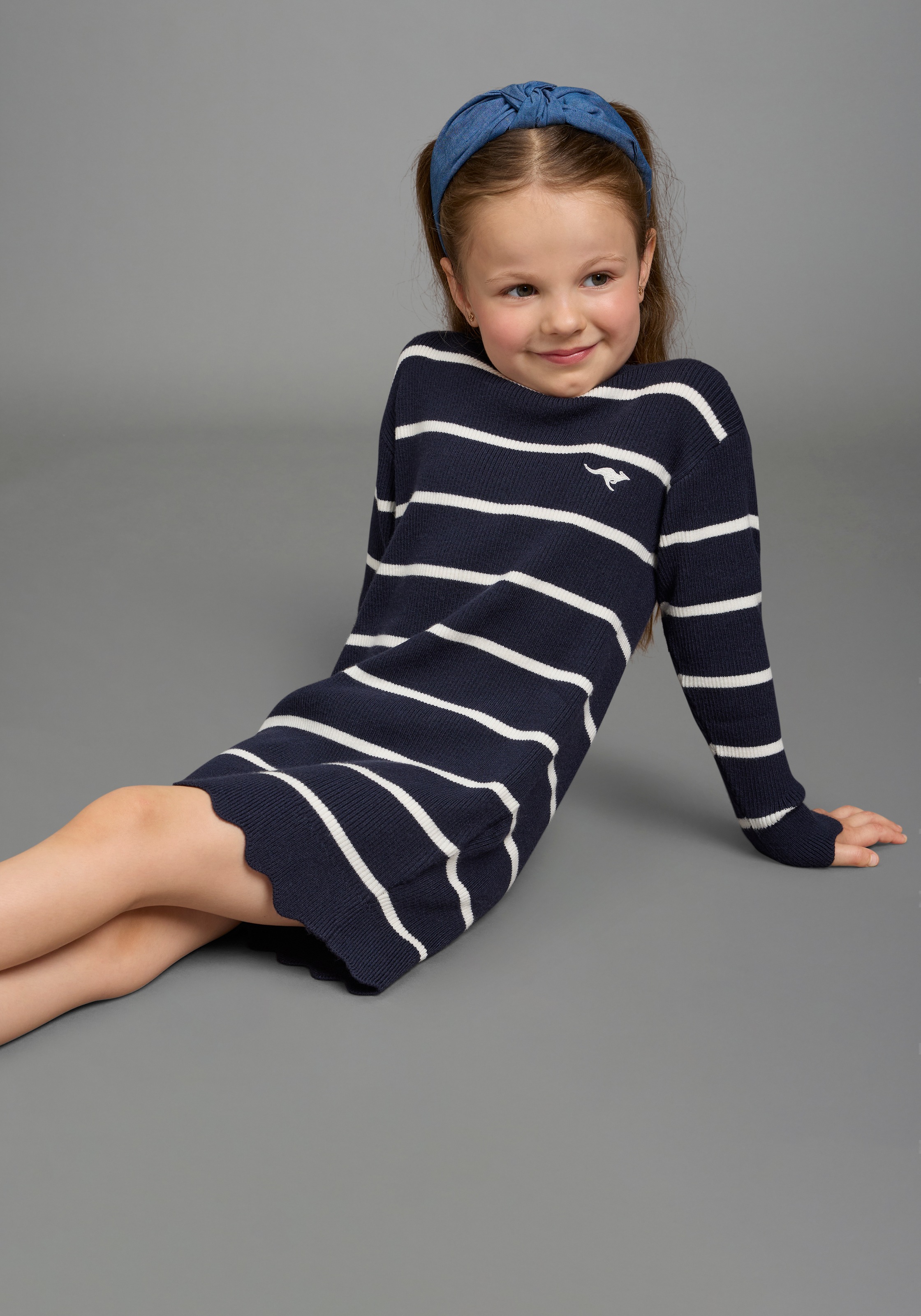 KangaROOS Strickkleid »Modisches KangaROOS Ringelkleid aus weichem Feinstrick« Trendiges gestricketes Kleid mit Logo-Stickerei, knielang, geringelt