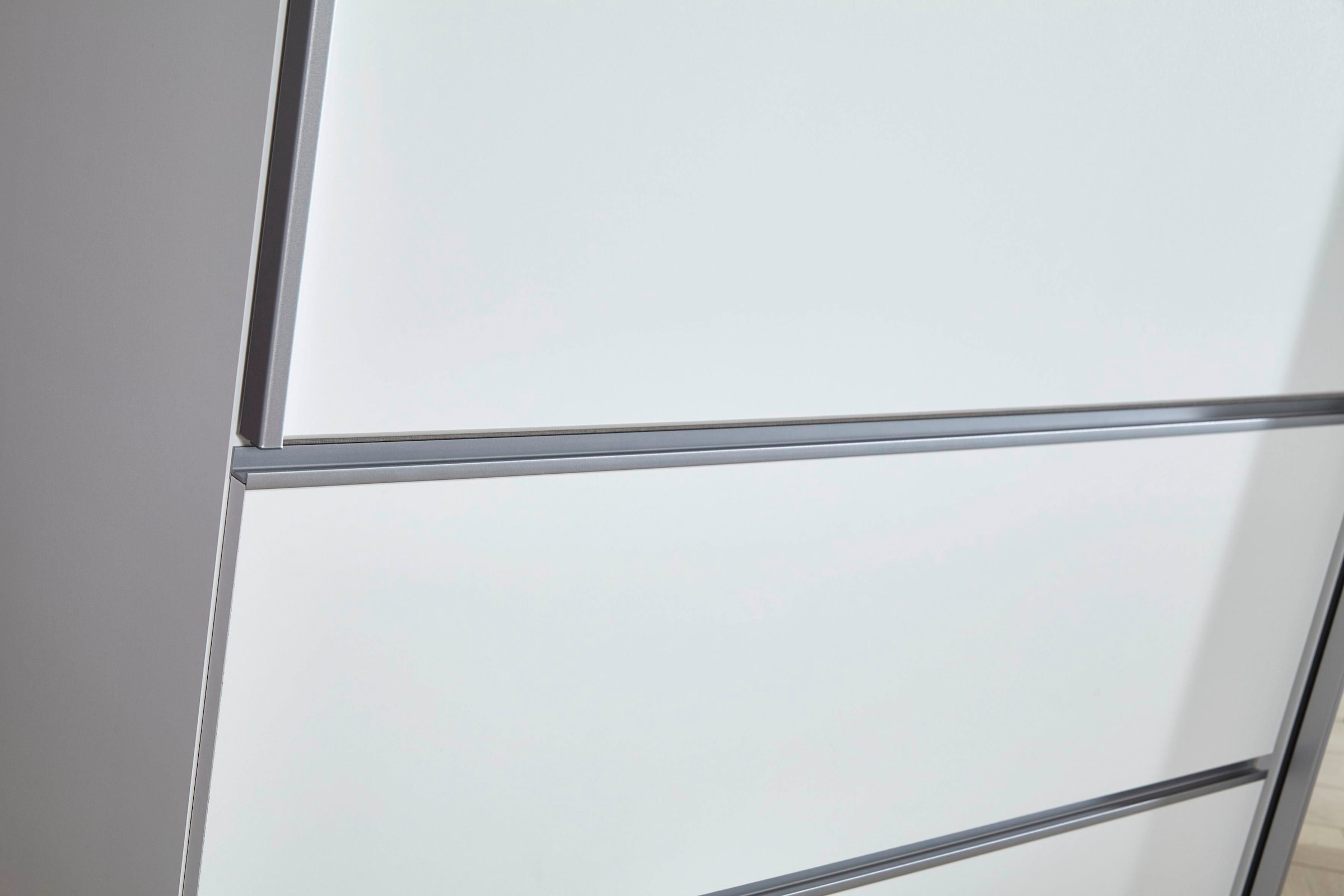 rauch Schwebetürenschrank »Kleiderschrank Schrank Garderobe Wäscheschrank SEVILLA«, (in 3 verschiedenen Ausstattungen BASIC/CLASSIC/PREMIUM), Metall-Griffleisten alufarben oder Graumetallic MADE IN GERMANY