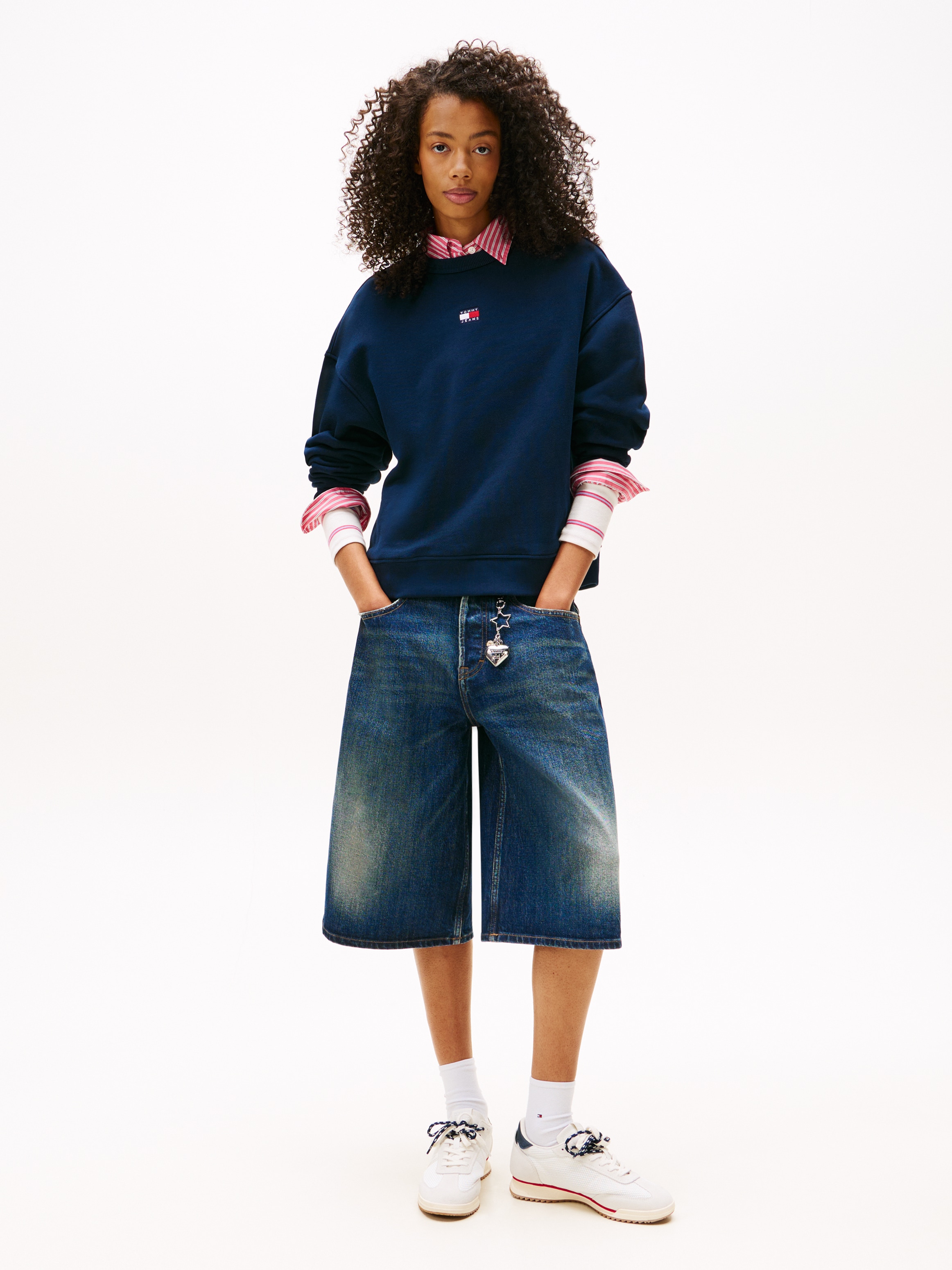 Tommy Jeans Sweatshirt »Sweatshirt TJW BXY BADGE«, mit Dropshoulder-Design und Frontlogo