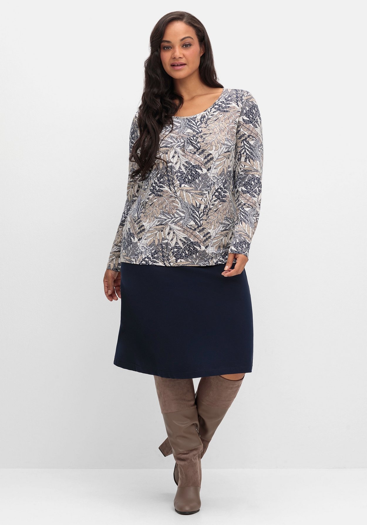Sheego Langarmshirt »Langarmshirt mit Blätterprint und Faltendetail vorn«, mit Blätterprint und Faltendetail vorn