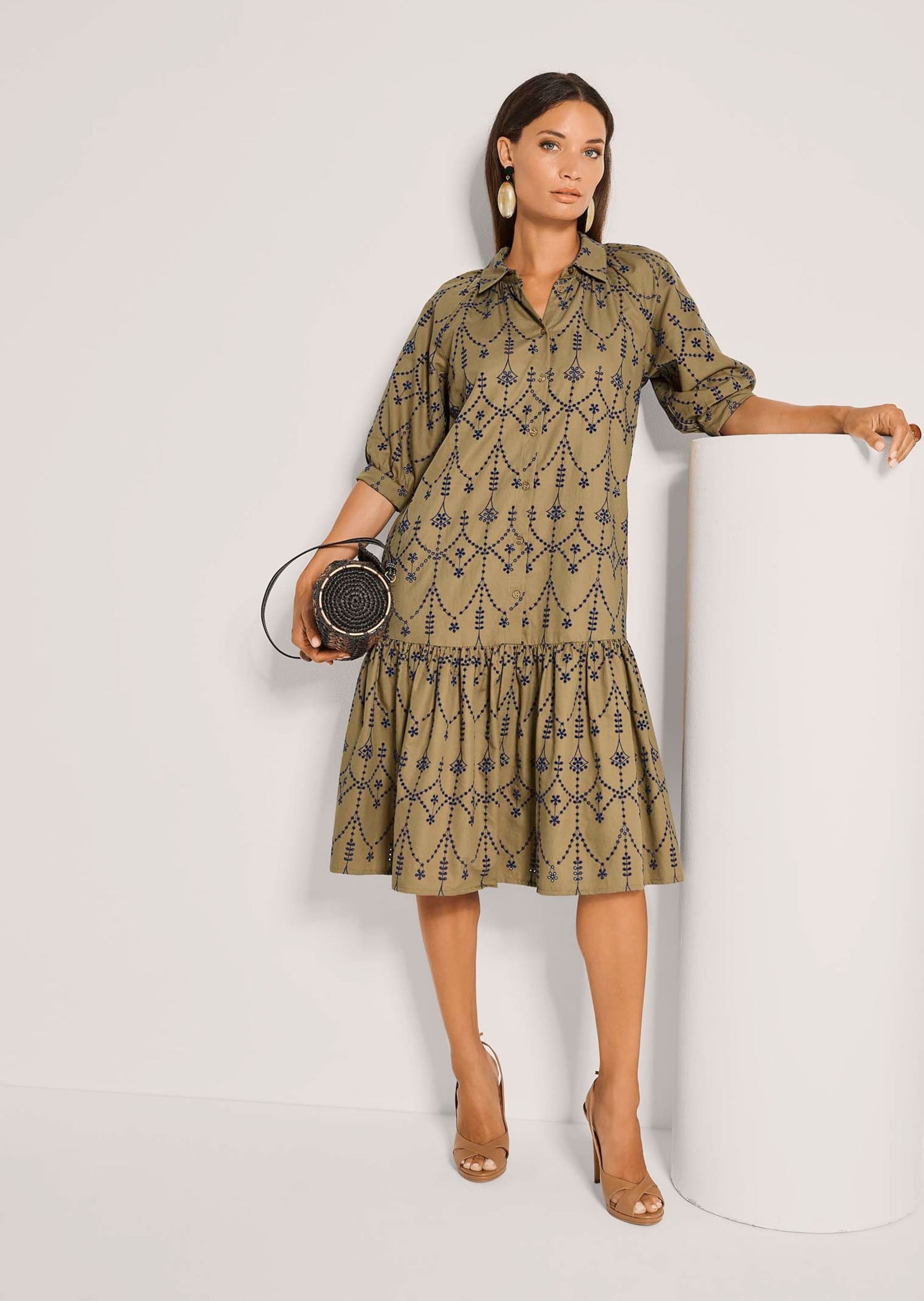 MADELEINE Midikleid »Hemdblusenkleid Sommerliches Midikleid mit Volant« Kleid mit Lochstickerei