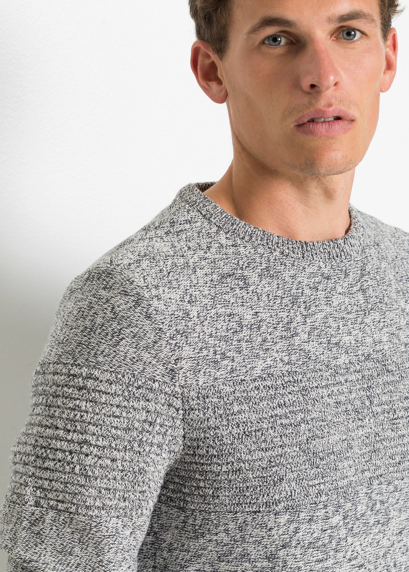 bonprix Strickpullover aus Baumwolle, ohne Kragen, Regular Fit, melierte Optik
