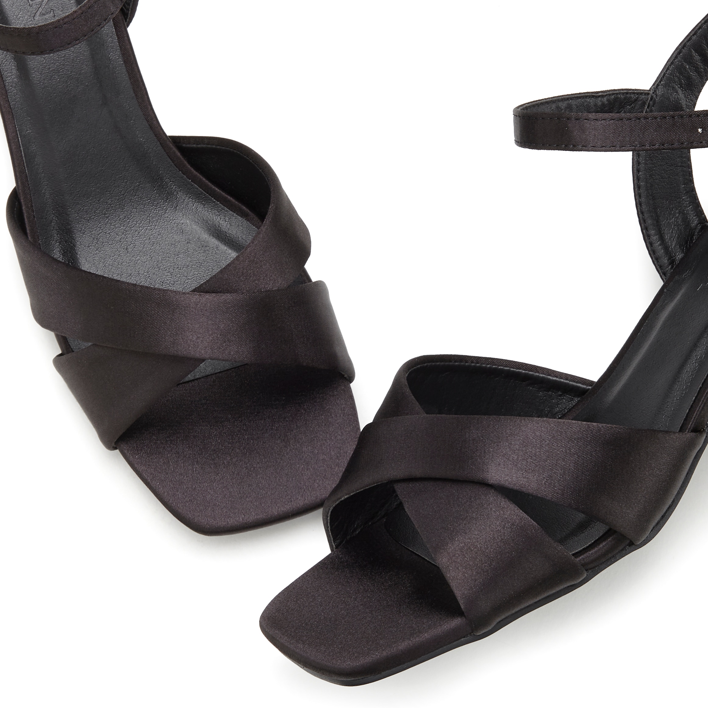 LASCANA Sandalette, Sandale, Sommerschuh mit kleinem Blockabsatz,leichte Karree Form VEGAN