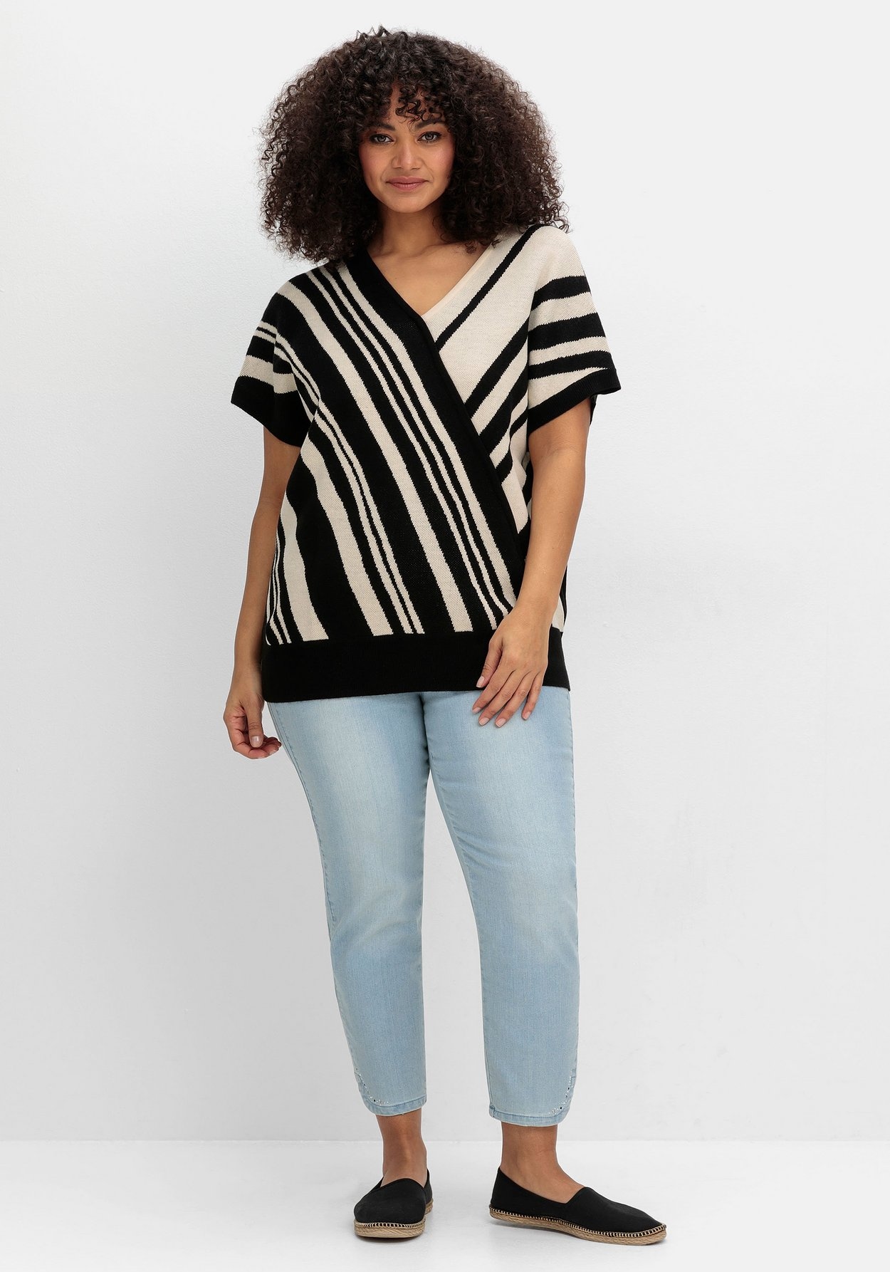 Sheego V-Ausschnitt-Pullover »Kurzarm-Pullover mit Jacquard-Streifen«
