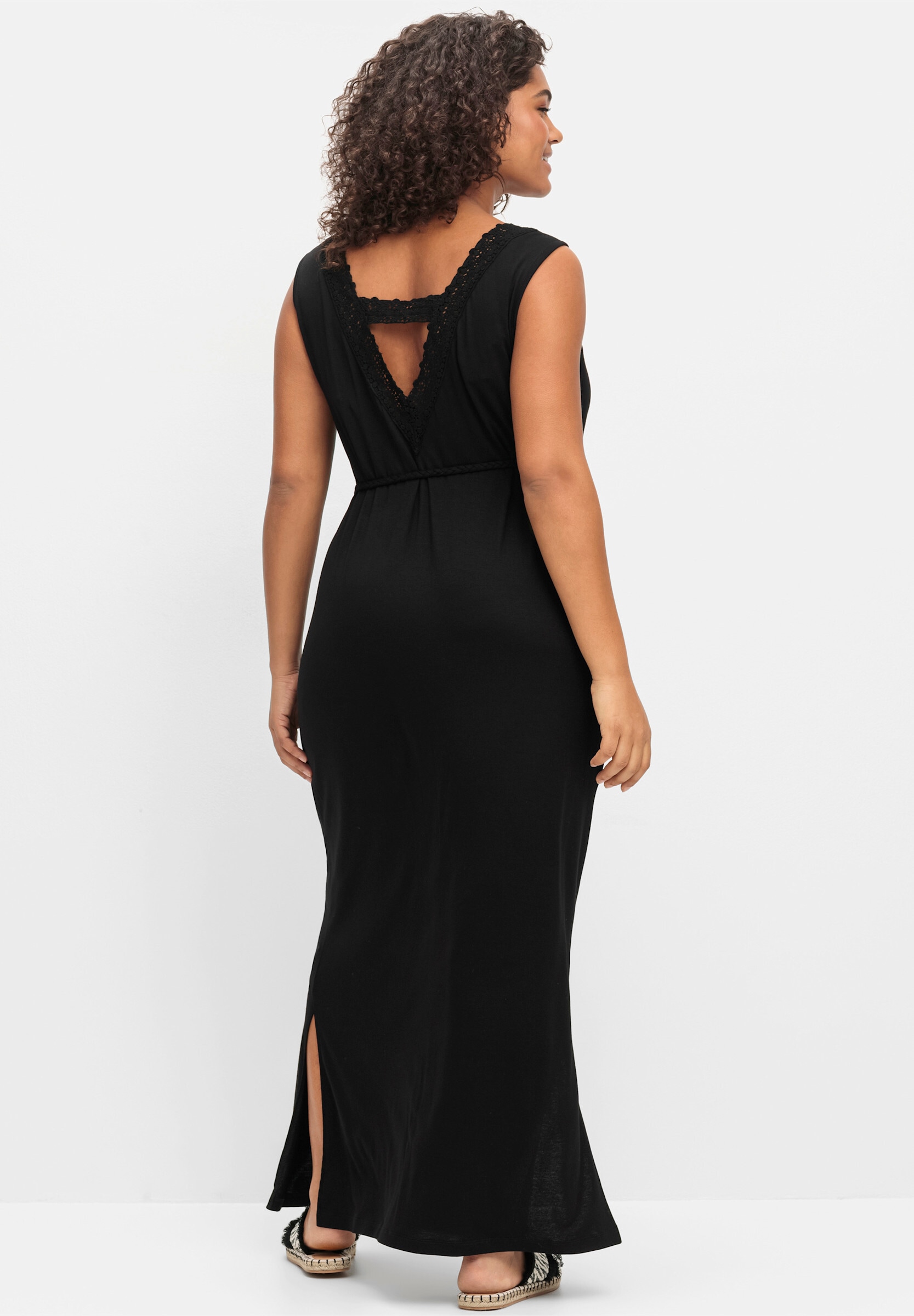 Sheego Strandkleid »Maxikleid Maxikleid mit Bindegürtel« Ohne Tasche mit Spitze am Rückenausschnitt