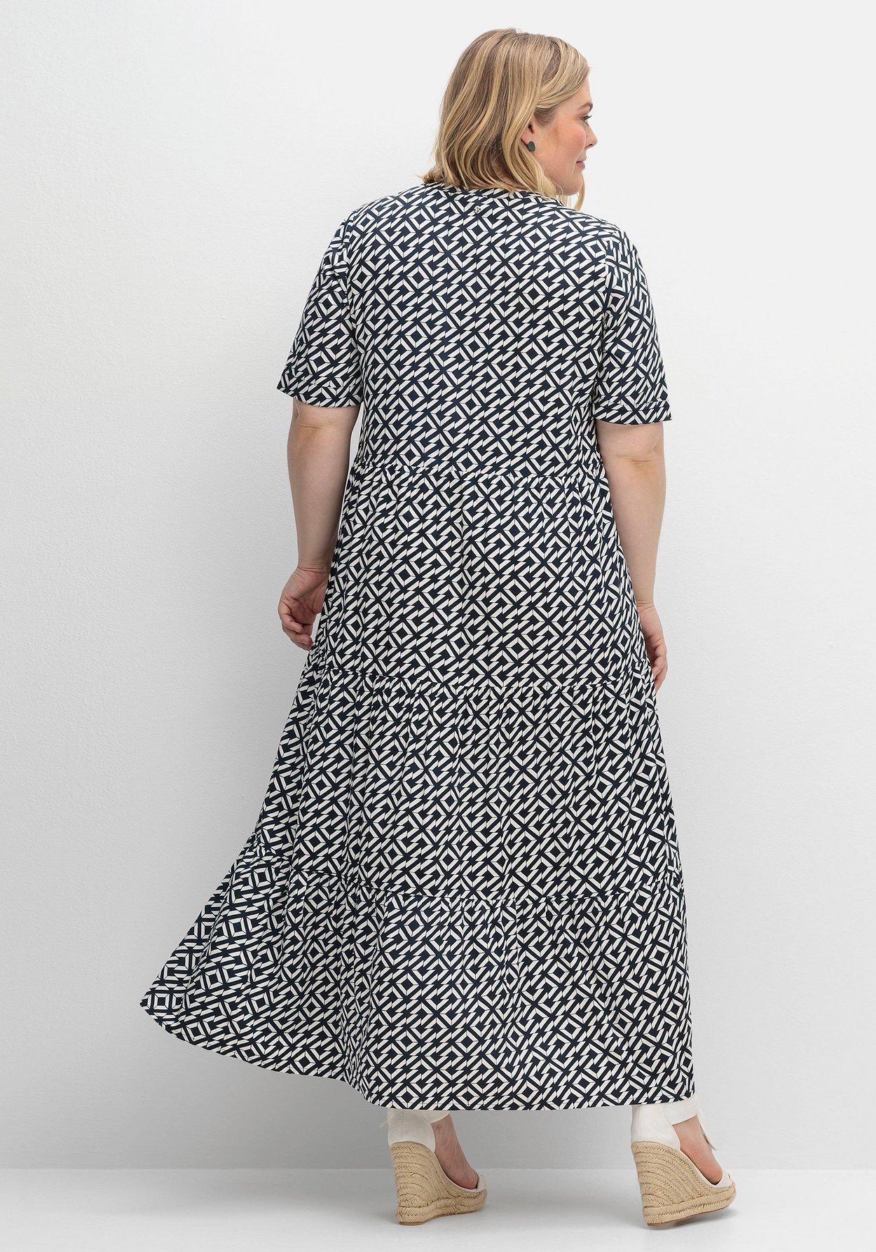 Sheego Maxikleid »Maxikleid mit Alloverprint und Stufenvolants«