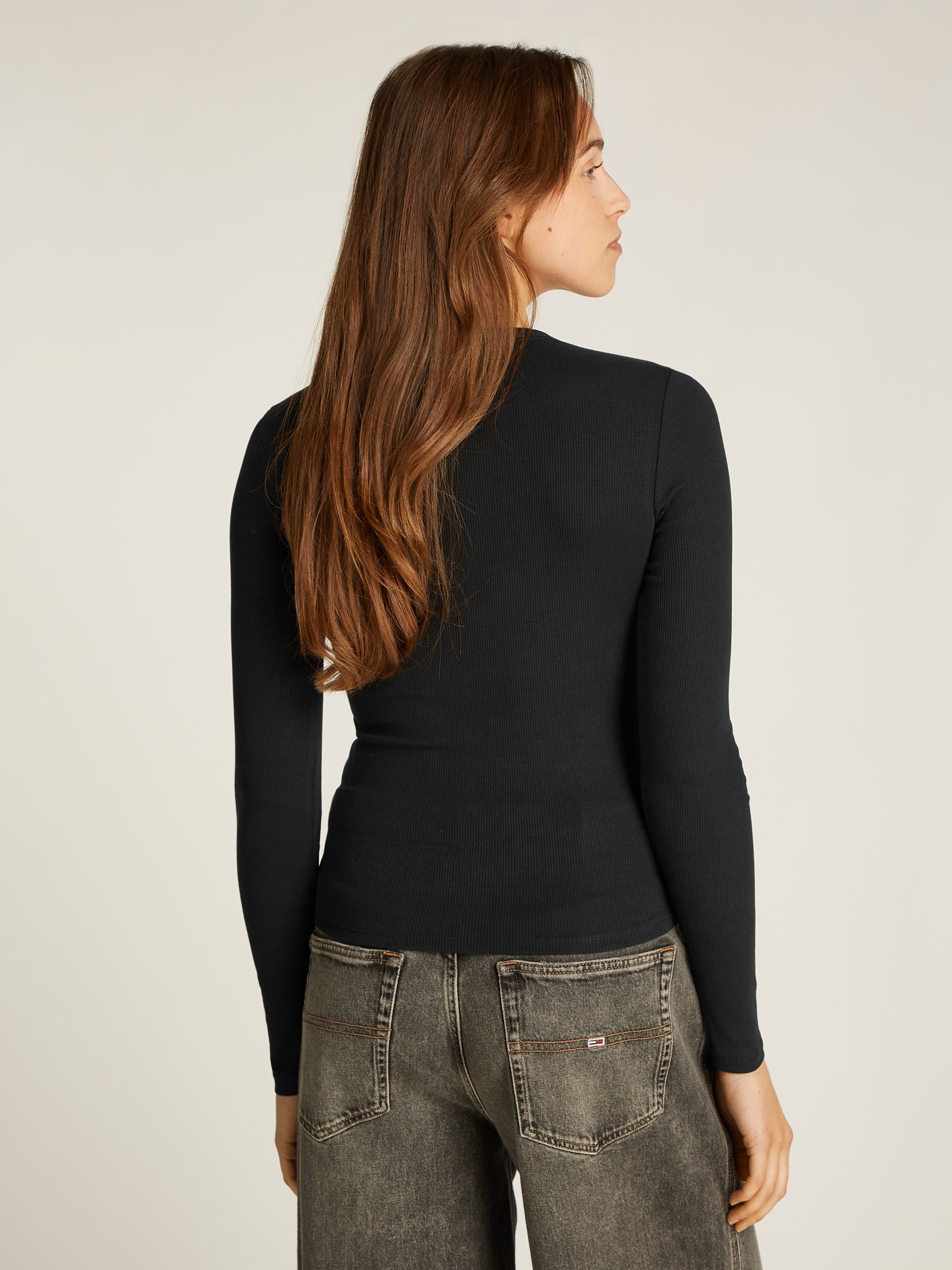 Tommy Jeans Langarmshirt »TJW SLIM ESSENTIAL RIB LS«, mit Logostickerei