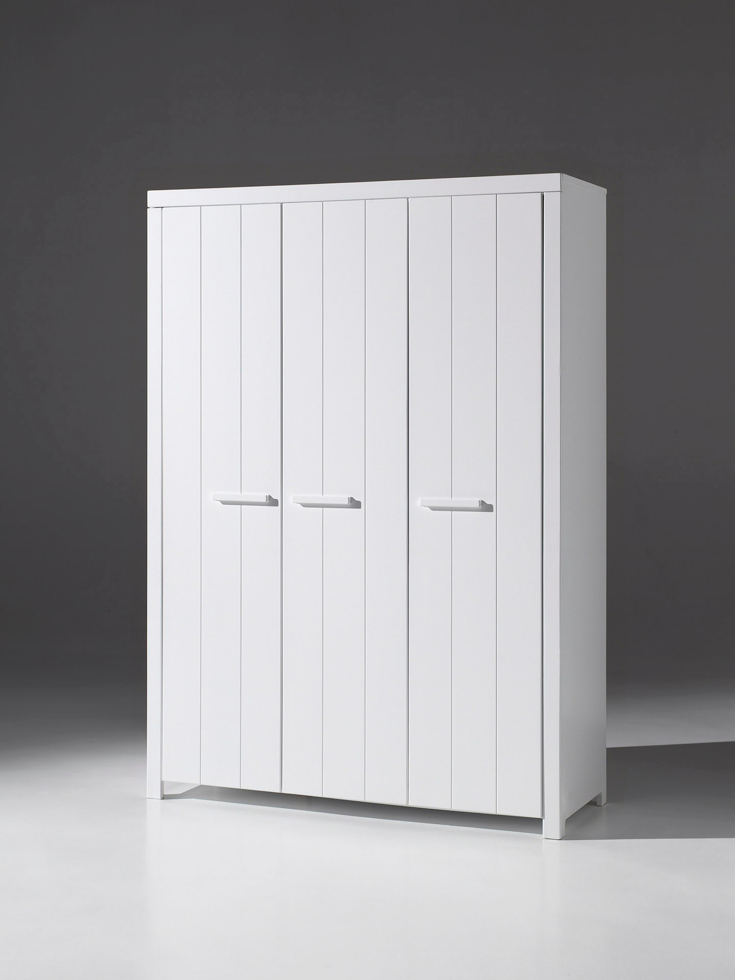 Vipack Kleiderschrank »Erik, Kleiderschrank 3-trg. mit viel Stauraum, MDF weiß lackiert«, (B/H/T ca. 144x205,5x57,5cm, in Landhaus-Optik), geräumiger Schrank inkl. Wäscheeinteilung, Ausf. weiß lackiert