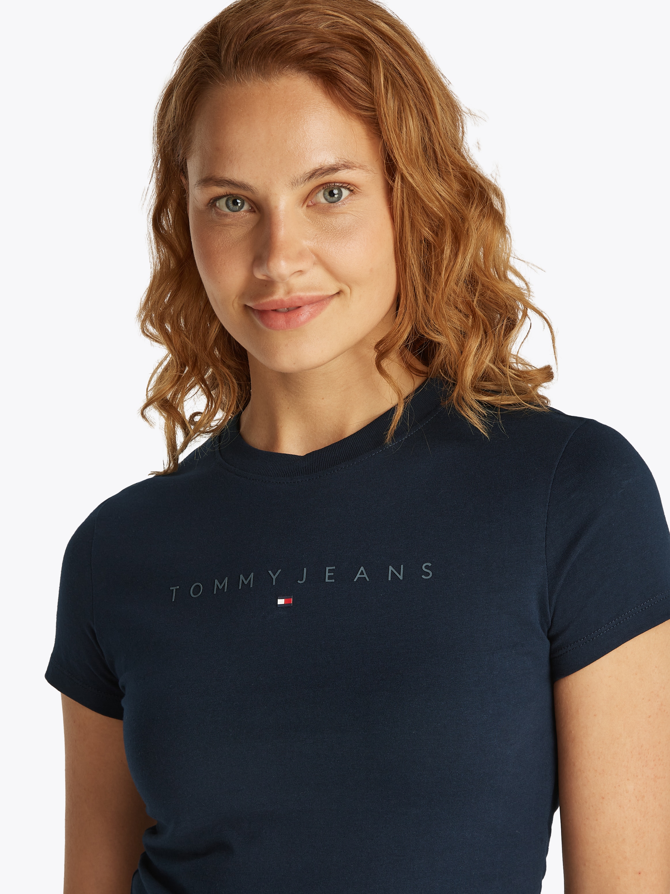 Tommy Jeans Curve T-Shirt »TJW SLIM TONAL LINEAR TEE EXT«, in Großen Größen, Logodruck, Figurbetont