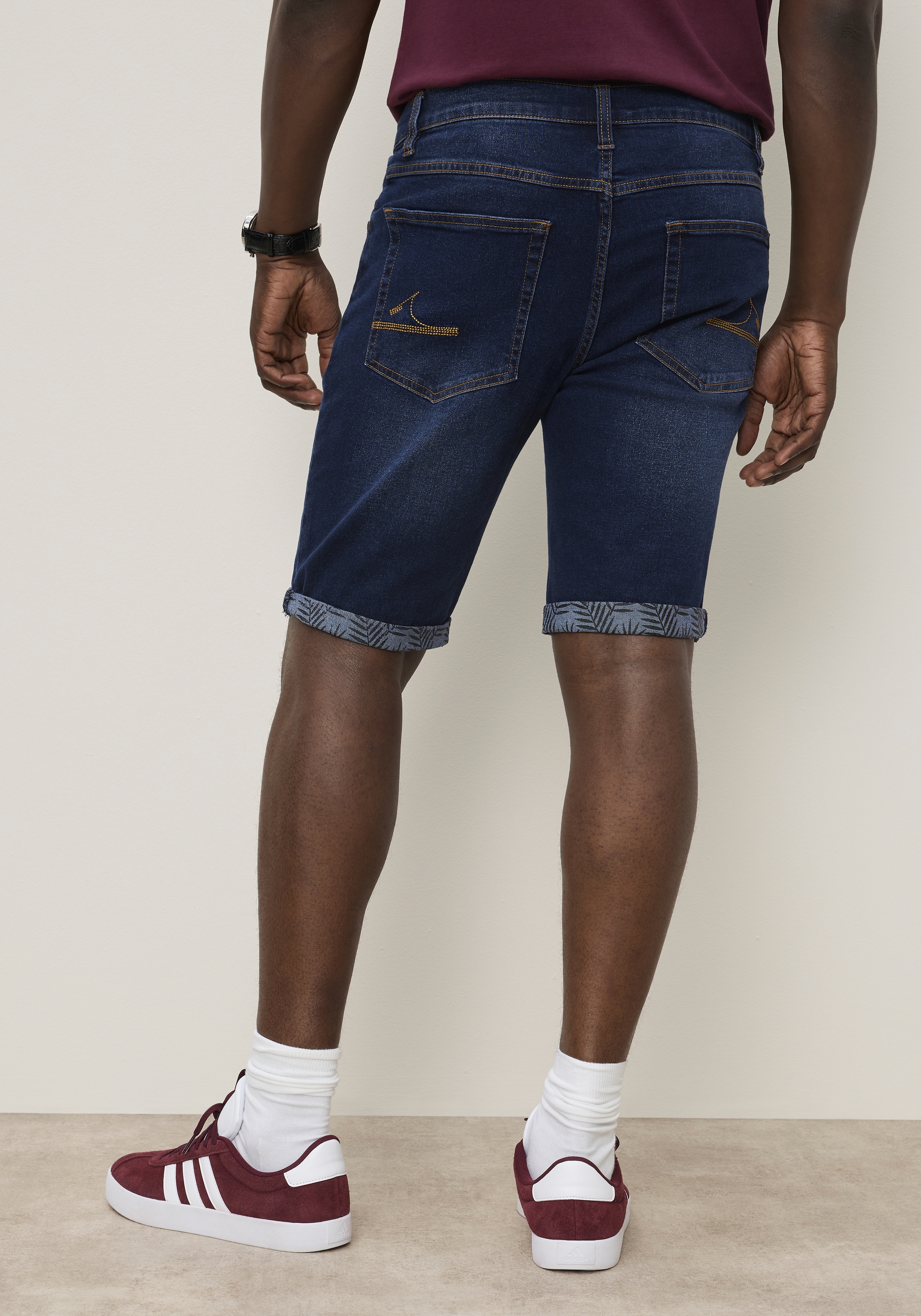 DELMAO Jeansshorts gerade geschnittene Beine, Regular-Fit, kniefreie Länge