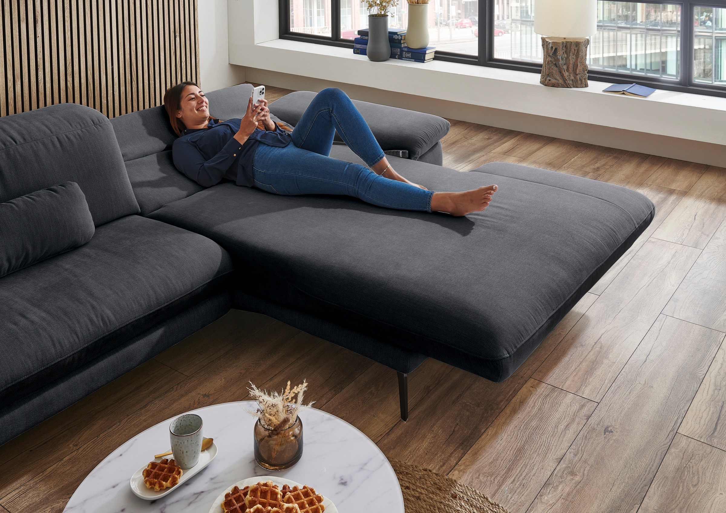 Die PlanBar Ecksofa »MP-IN22025 L-Form«, mit Kopfteilverstellung, wahlweise mit motorischem Canape