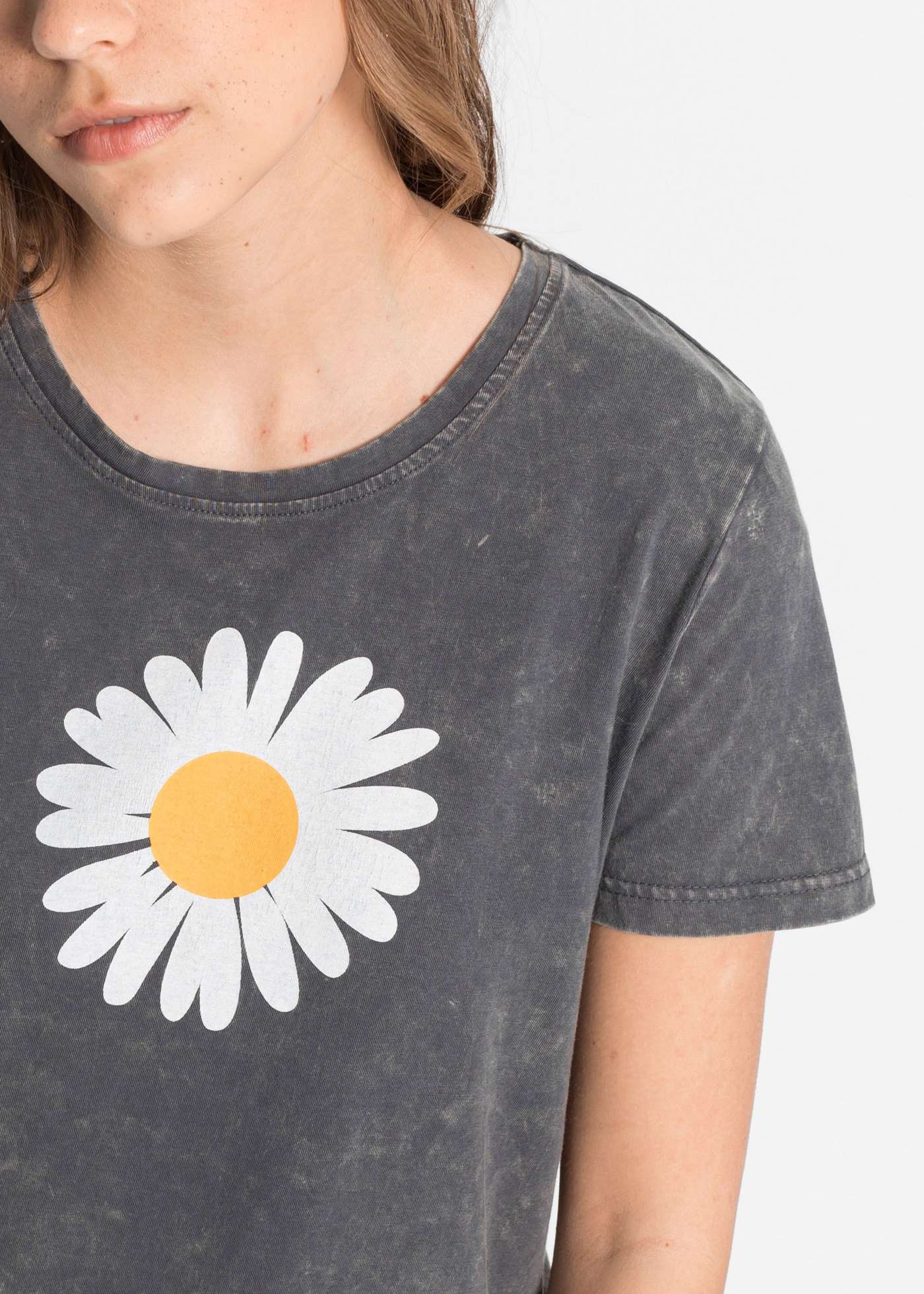 bonprix T-Shirt »T-Shirt aus reiner Baumwolle« Slim Fit Passform, Kurzarm-Design, mit Gänseblümchen-Print