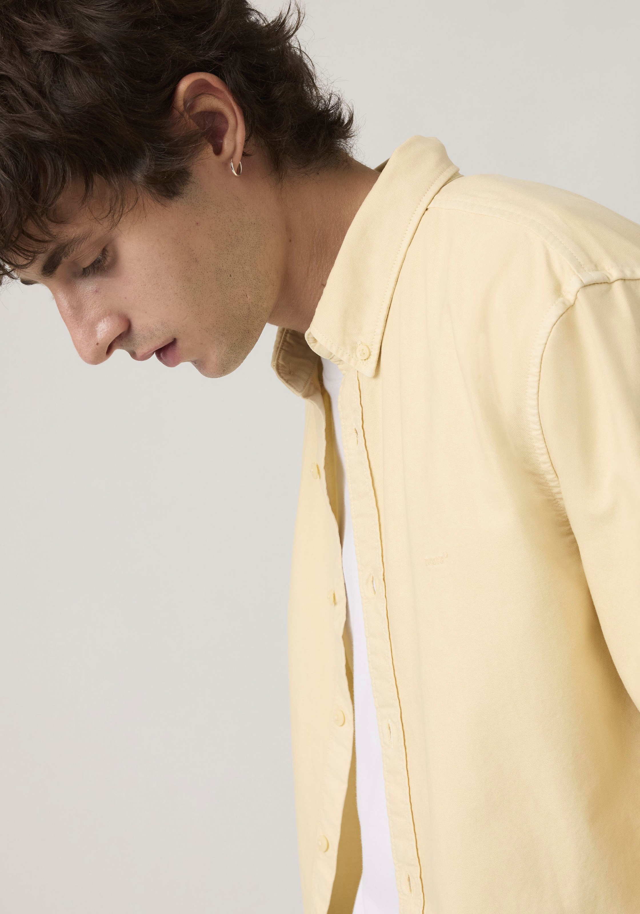 Levi's® Langarmhemd »AUTHENTIC BUTTON DOWN« mit Ton-in-Ton Logostickerei auf der Brust