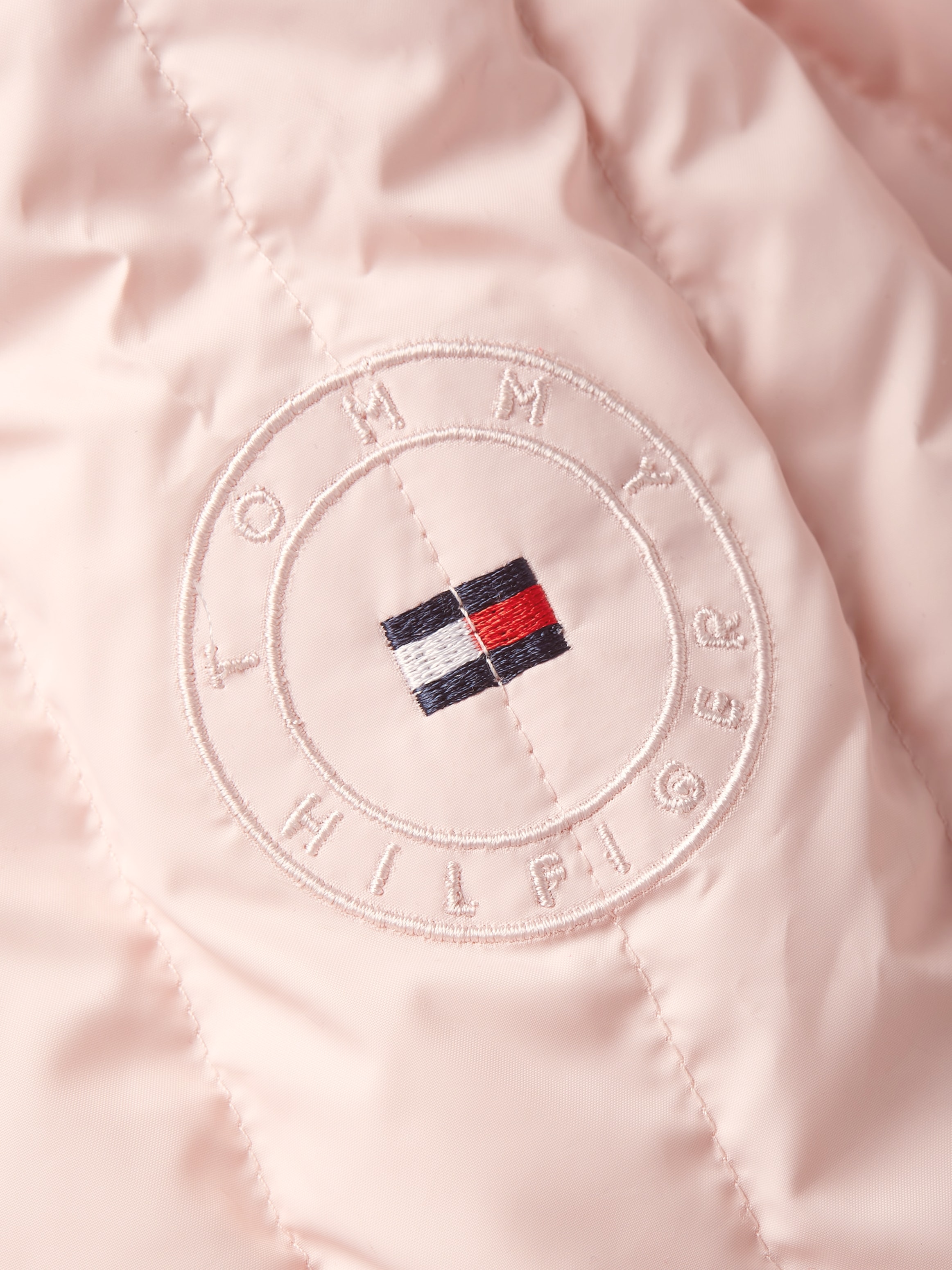 Tommy Hilfiger Daunenjacke »FEMININE LW DOWN JACKET«, mit Kapuze, mit Logostickerei