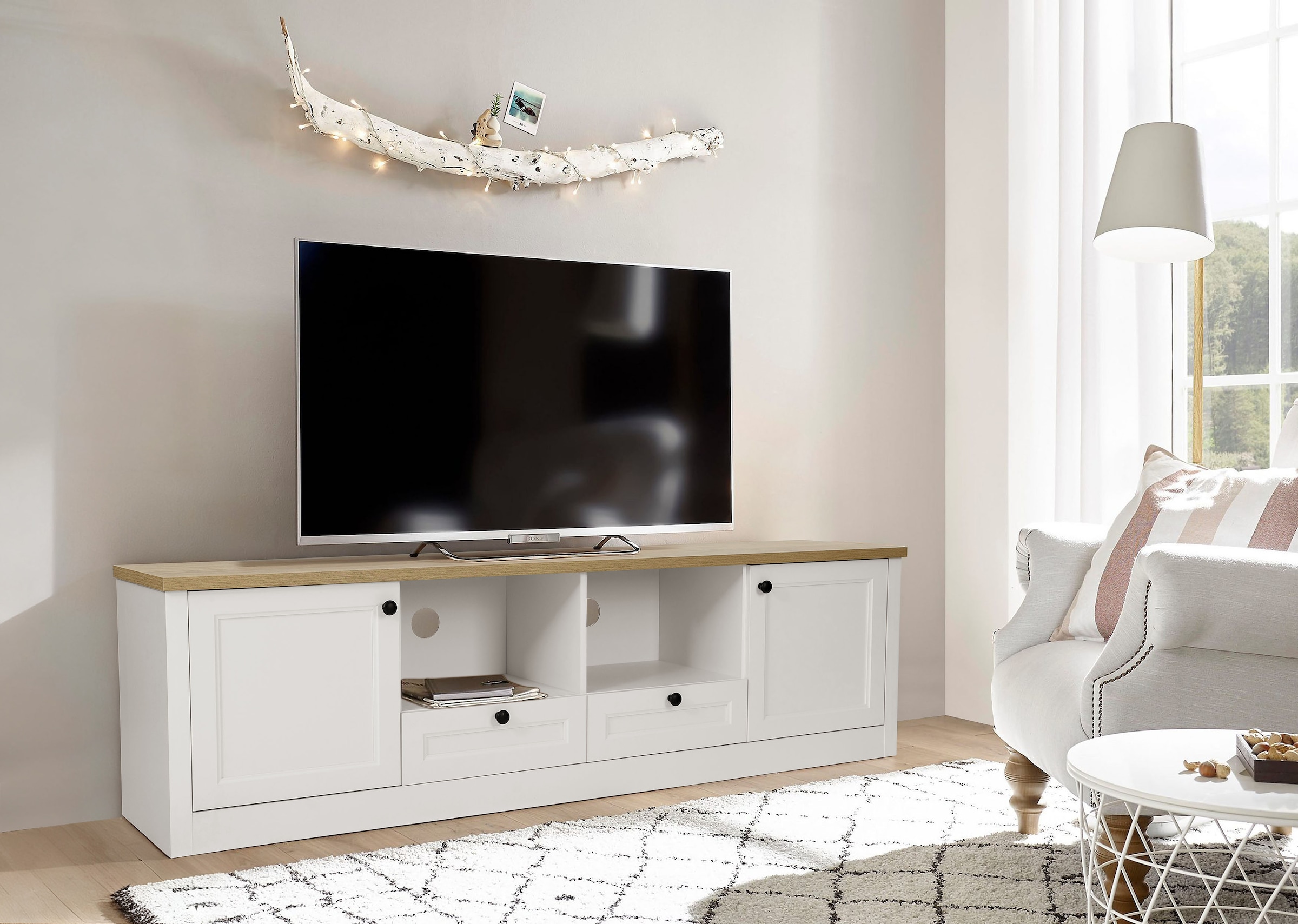 OTTO home TV-Board »Ismund« aus MDF, mit Holz-Zierleiste, schwarzem Metallgriff, Breite 180 cm