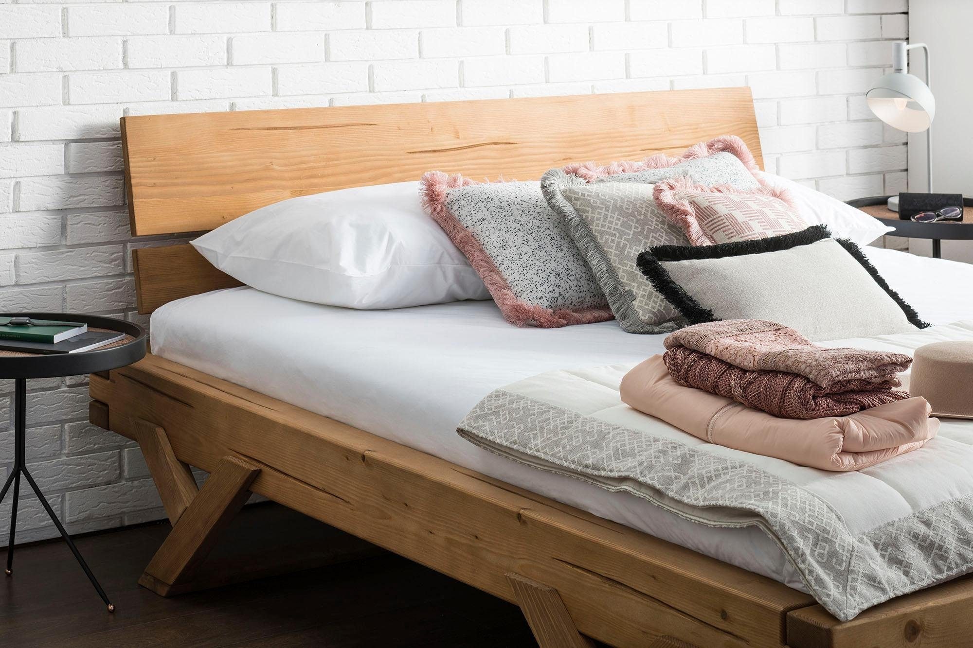 SalesFever Massivholzbett »Eik: Elegantes Bett aus Massivholz« Tradition trifft Moderne: Unikates Balkenbett mit Y-Füßen