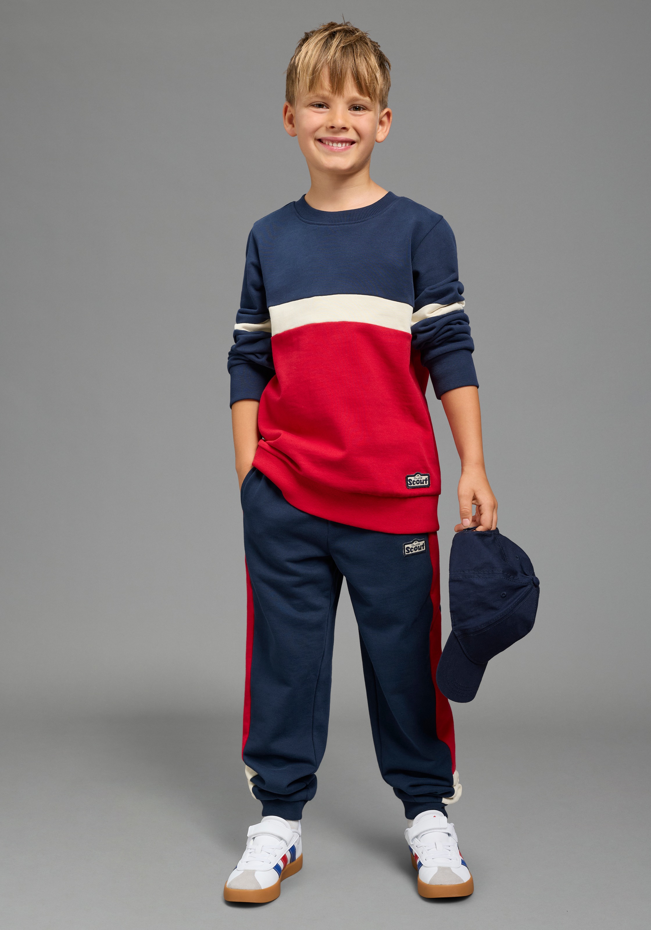 Scout Sweatshirt »Rundhals-Sweat mit kontrastfarbigen Einsätzen - NEU von SCOUT«, Rundhals, Langarm, hüftbedeckende Länge, mit Badge-Applikation
